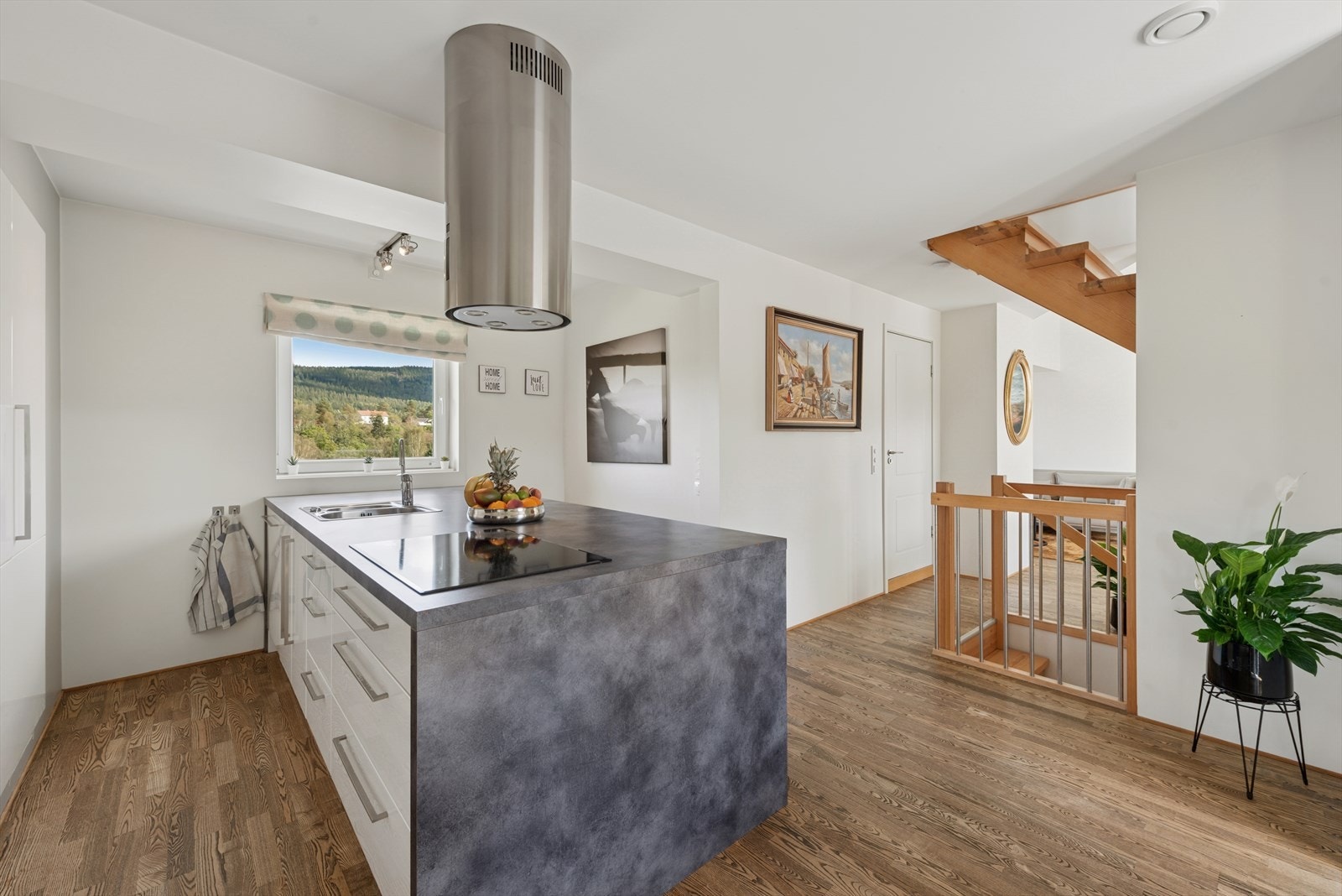 På kjøkkenøya er det to spiseplasser, praktisk i en hektisk hverdag. Galleribilde