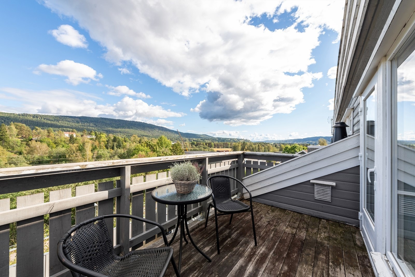 Fra hemsen er det utgang til en balkong hvor sommeren kan nytes usjenert. Galleribilde