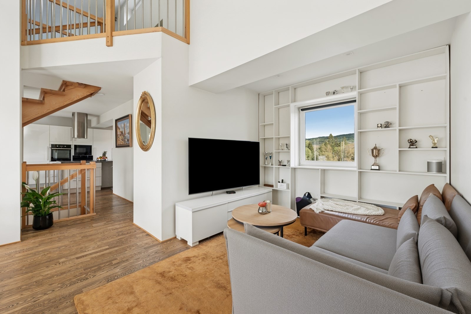 Den delvis åpne løsningen mot kjøkkenet gir en sosial og moderne atmosfære - perfekt for både hverdagsliv og gjester. Galleribilde