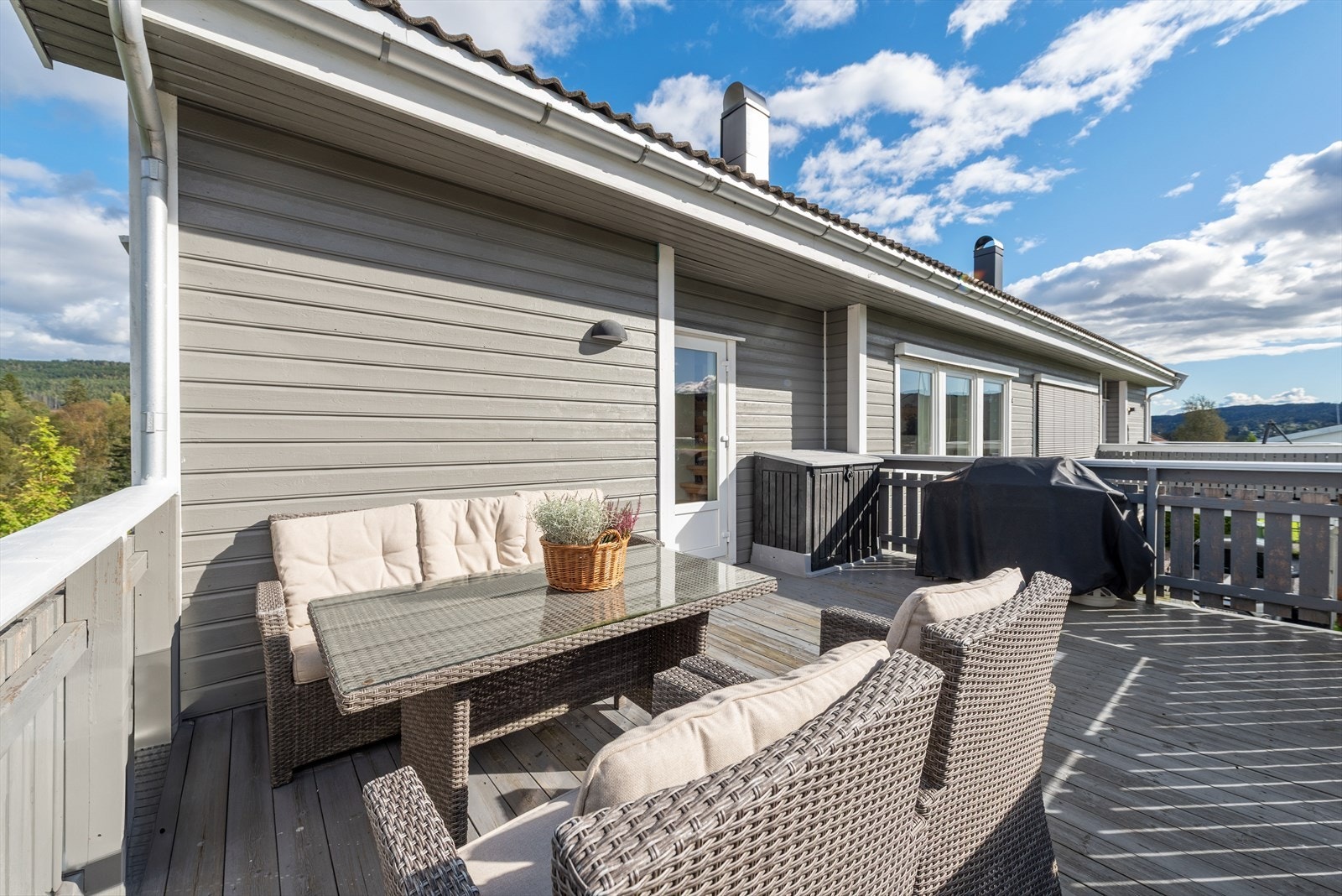 Terrassen har god plass til både hagemøbler og grill. Galleribilde