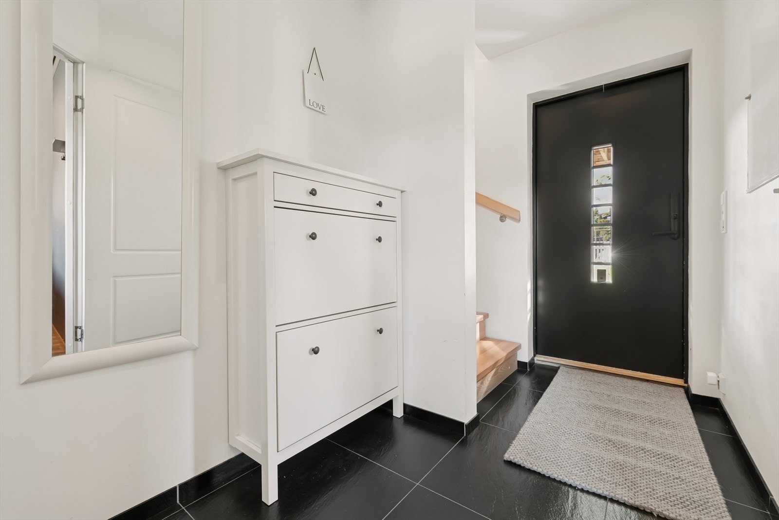 Her ønskes du velkommen inn i en entré med plass til å oppbevare ytterklær og sko. Galleribilde
