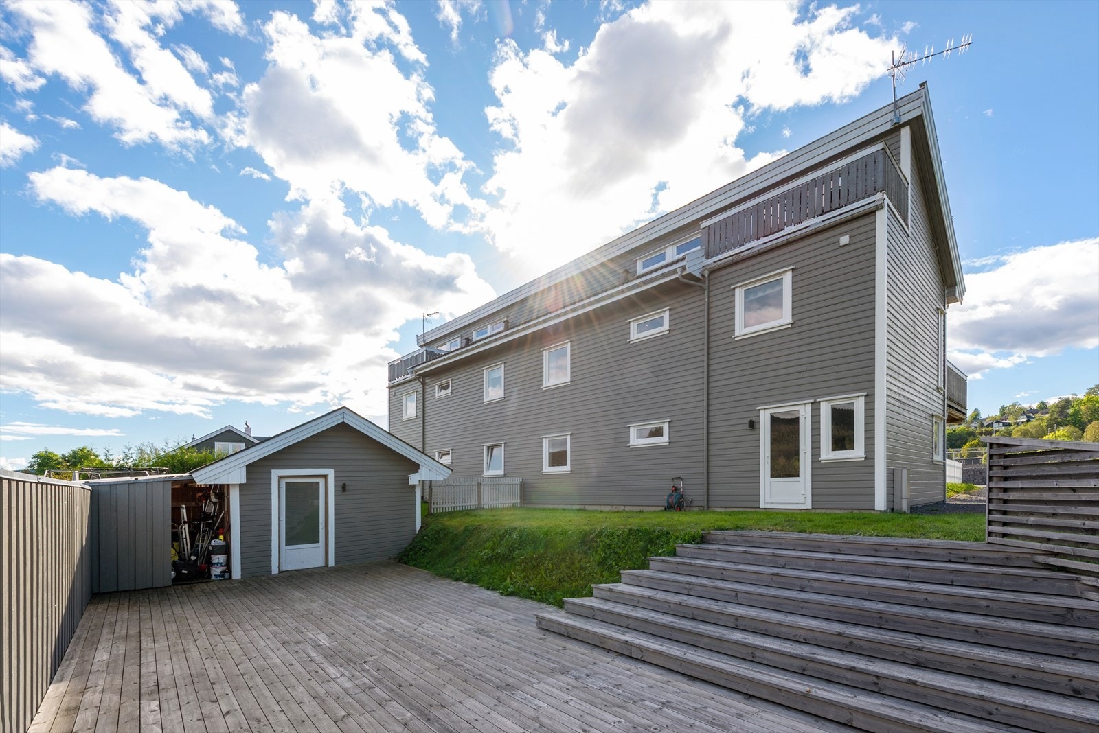 Området ligger naturskjønt til ved Nordmarka, og det er gangavstand til skoler, barnehager og idrettsanlegg. Det er også nærhet til det meste du måtte trenge i hverdagen Galleribilde