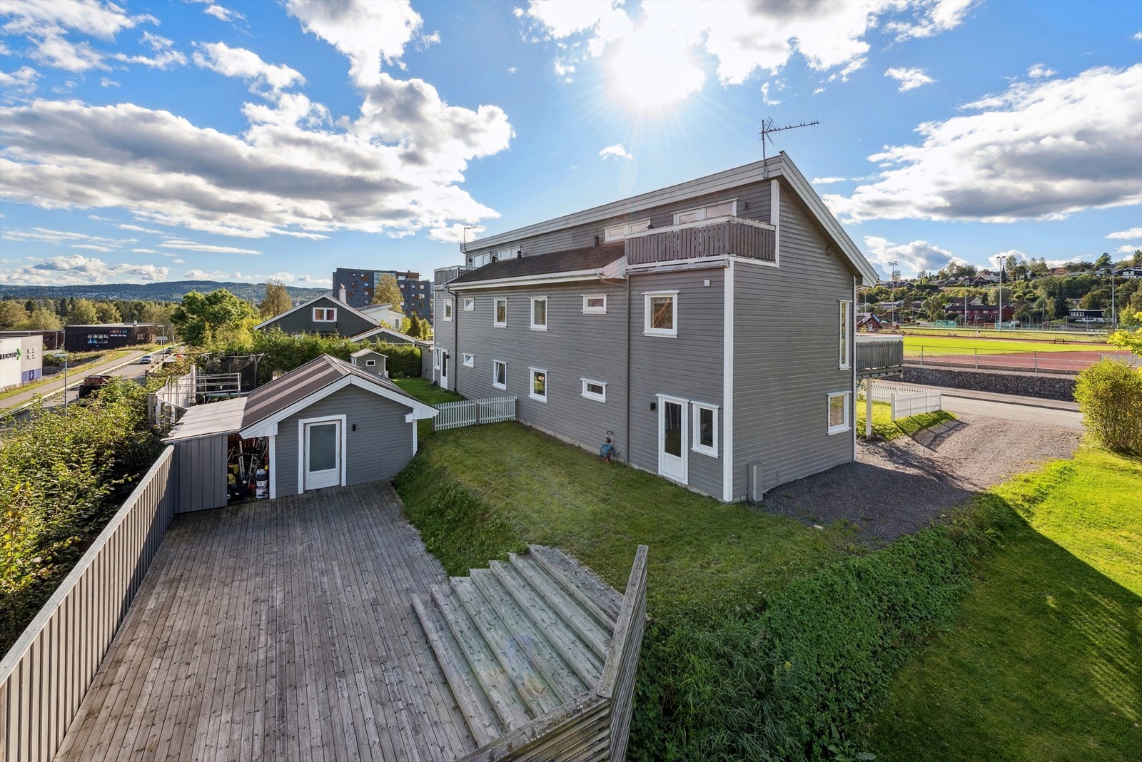 Halvparten av en vertikaldelt tomannsbolig fordelt på tre plan oppført i 2010. Galleribilde