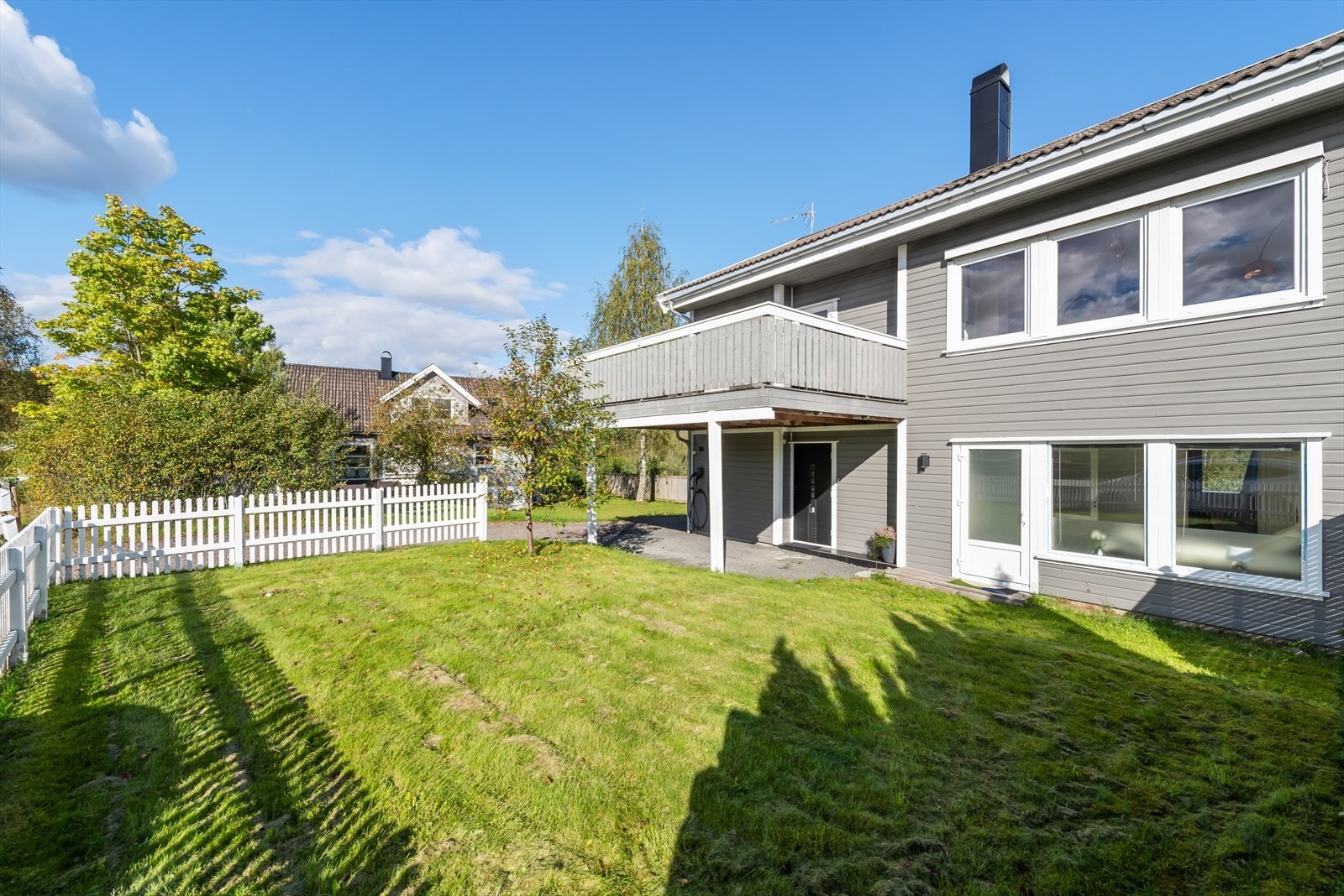 Området ligger naturskjønt til ved Nordmarka, og det er gangavstand til skoler, barnehager og idrettsanlegg. Galleribilde