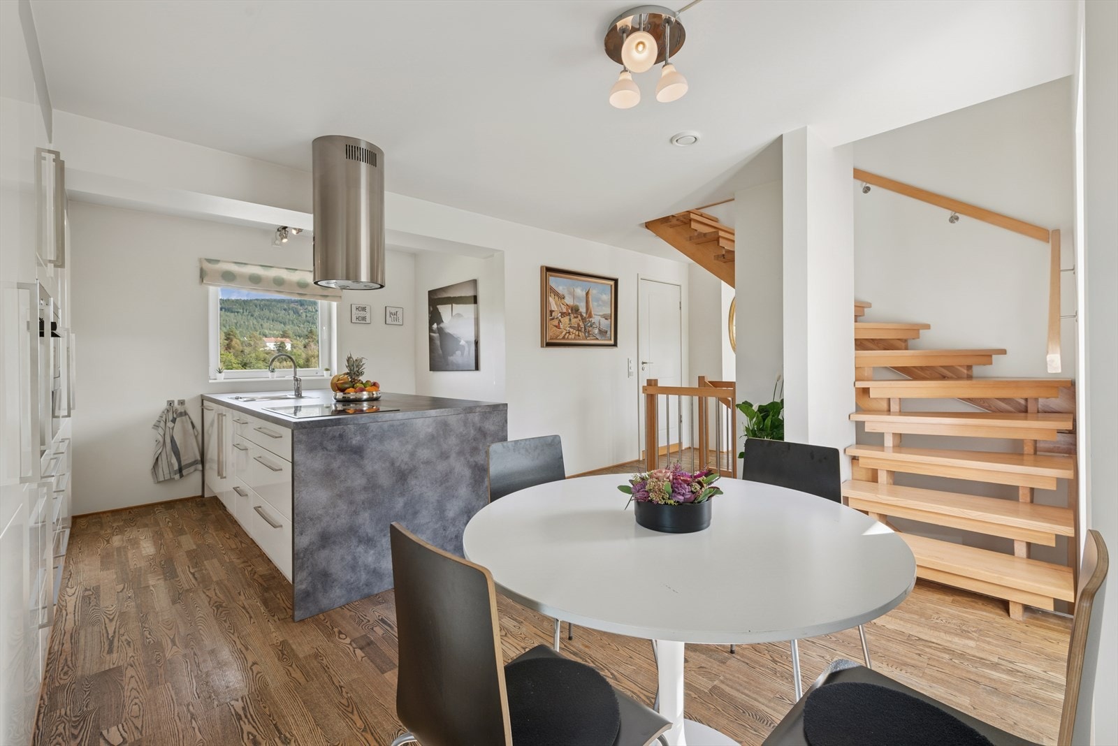 Boligen fremstår tiltalende med tidsriktige farge- og materialvalg. Galleribilde