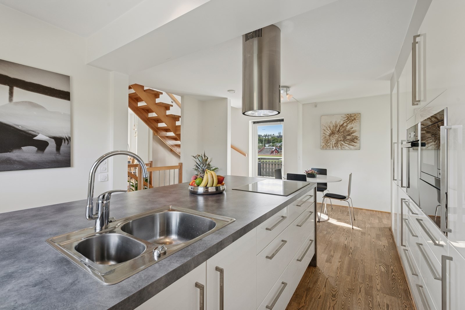 Her er det godt med både skap- og benkeplass. Galleribilde