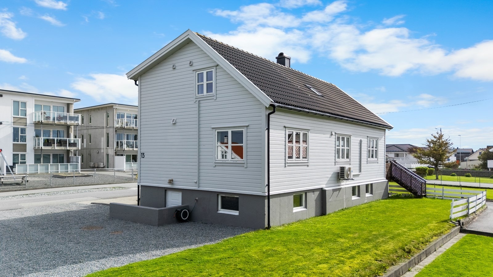 Nordvik Bolig v/Espen Bergtun har gleden av å presentere Rindavegen 13 - En tiltalende og oppgradert enebolig i attraktive omgivelser. Galleribilde