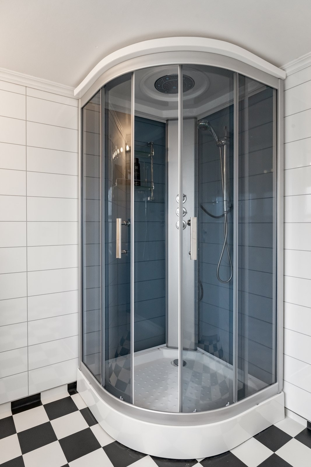 Inneholder innredning m/servant, gulvstående toalett og dusjkabinett. Galleribilde