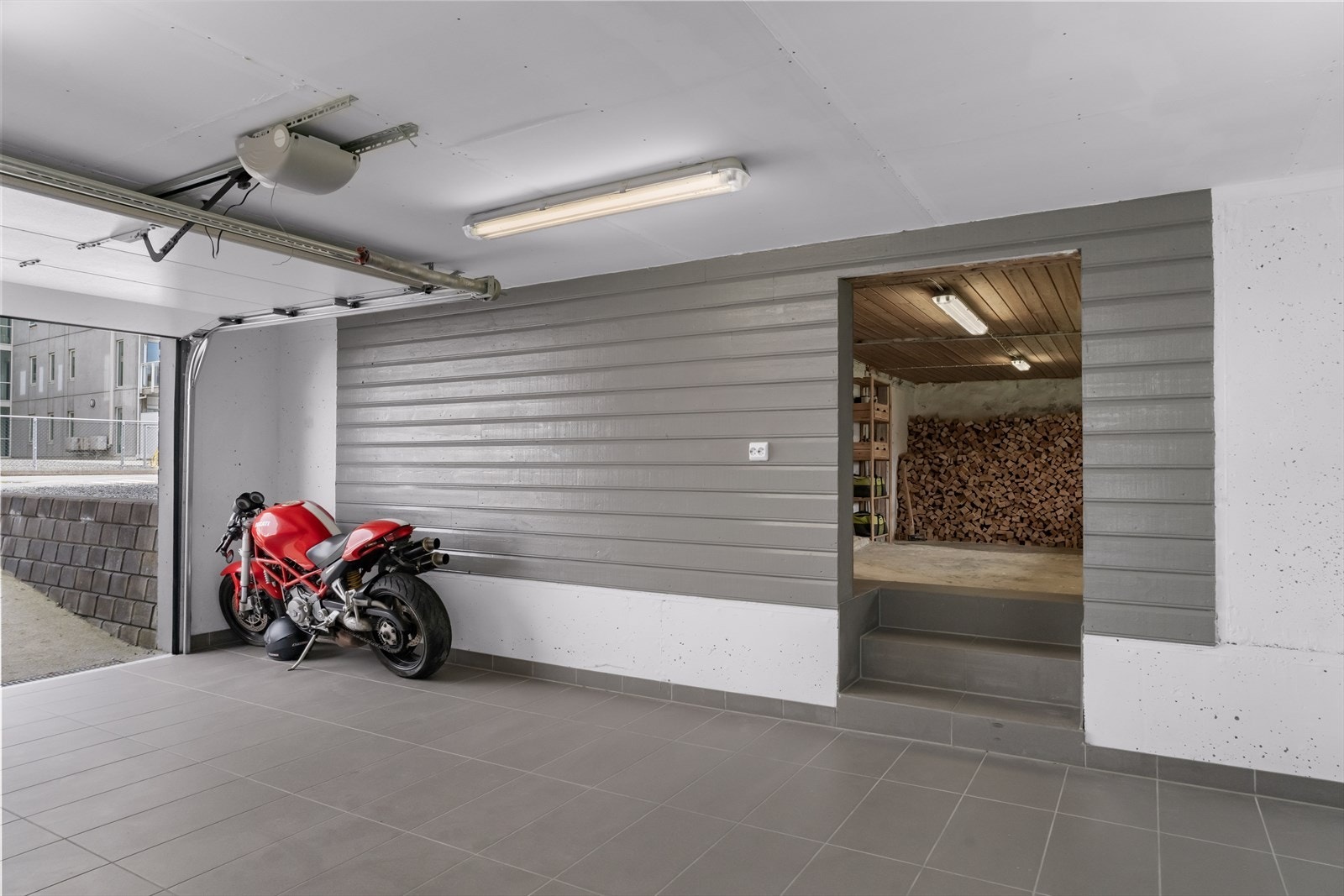 Her får en plass til bilen og diverse lagring. Galleribilde