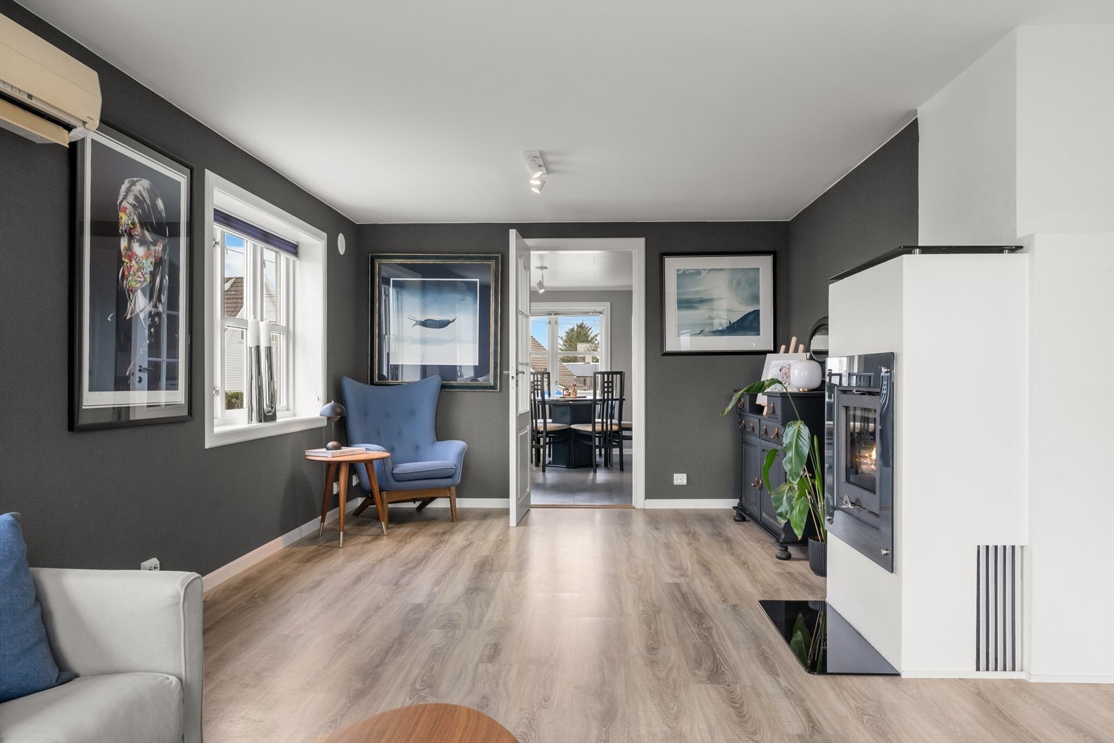 Stuen har varmepumpe og vedfyr som sikrer deg en behagelig innetemperatur. Galleribilde