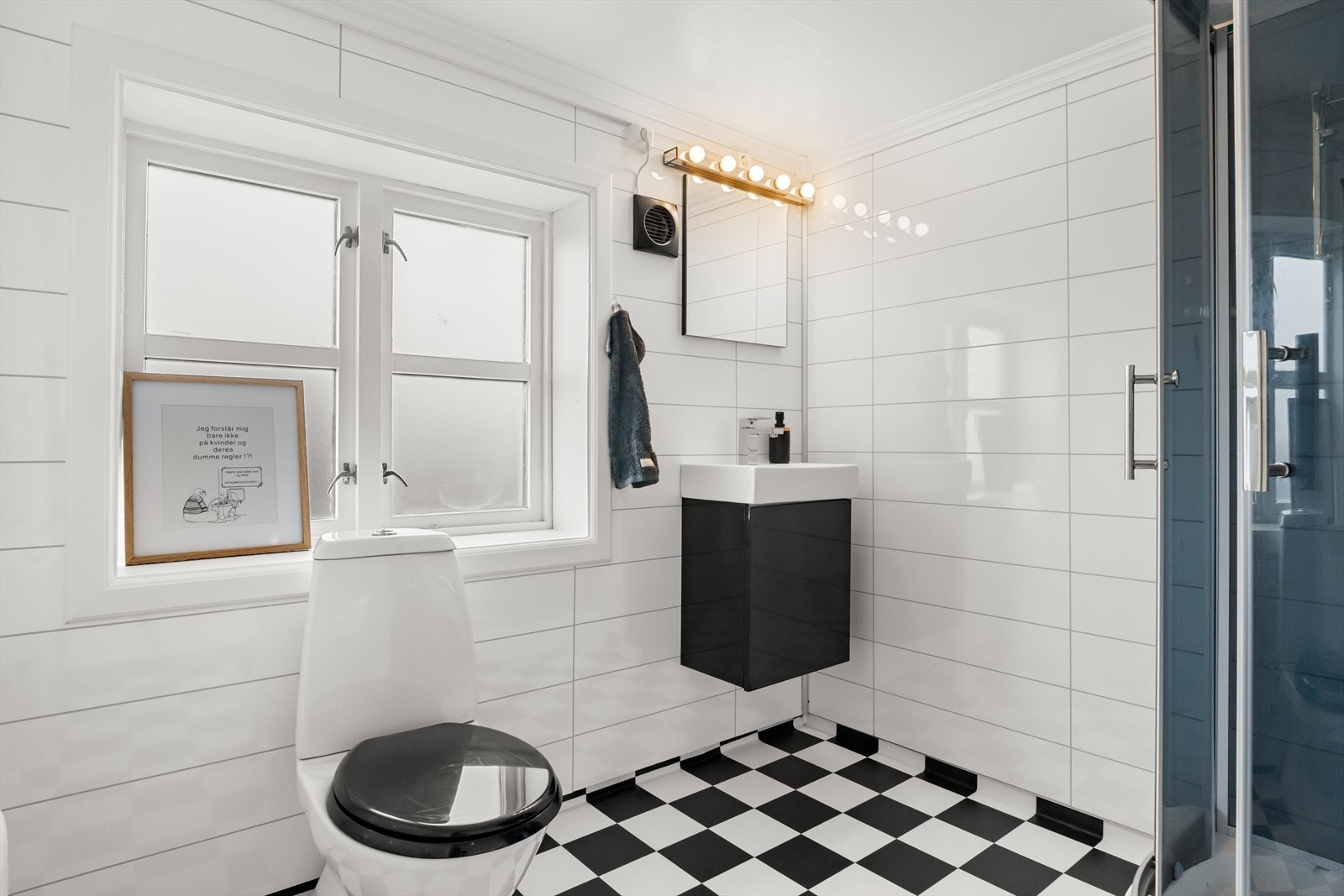 Pent bad i 2.etg med baderomsplater på vegg og vinylbelegg på gulv. Galleribilde