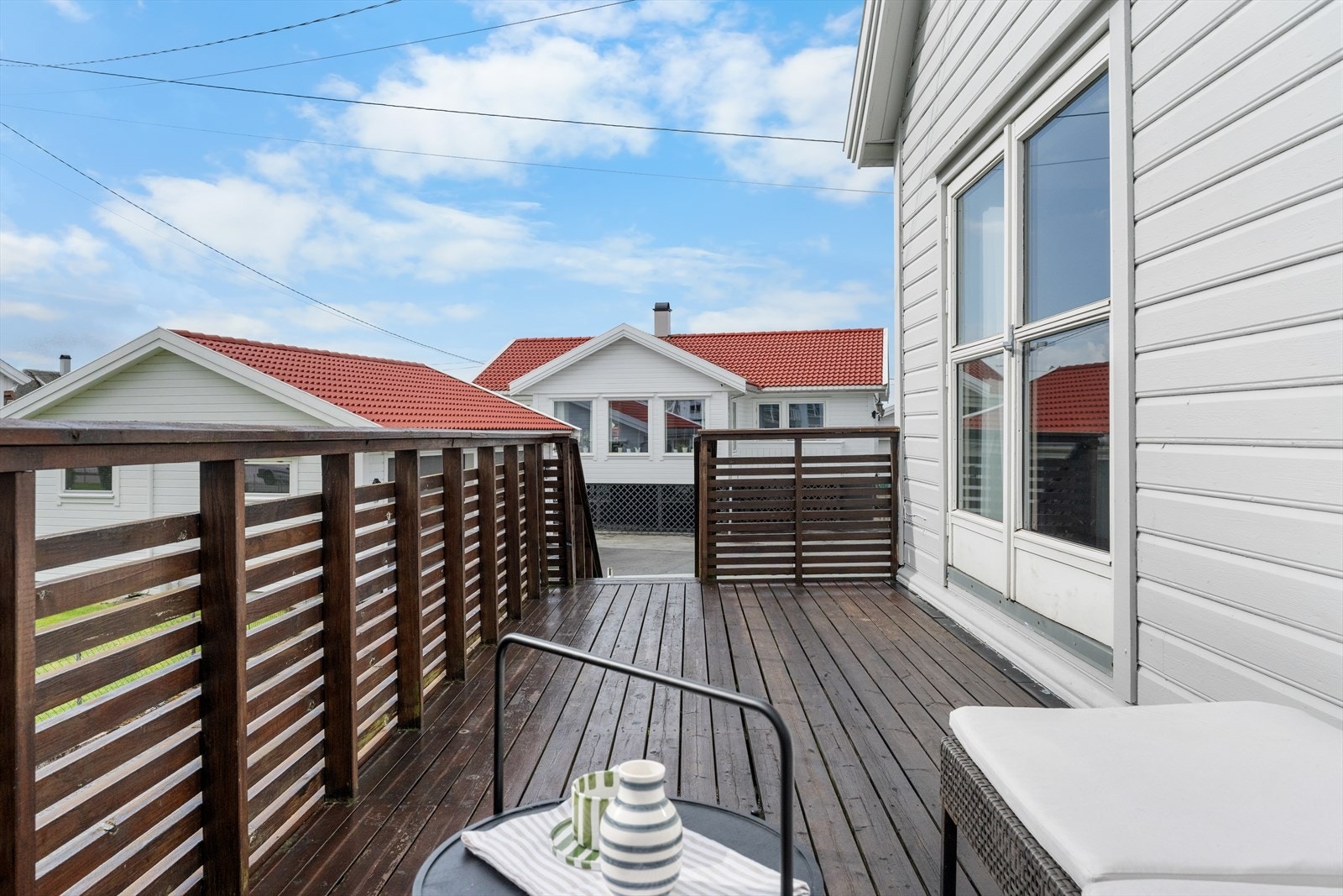 Sørvendt terrasse på Ca. 14 kvm med direkte adkomst til hage. Galleribilde