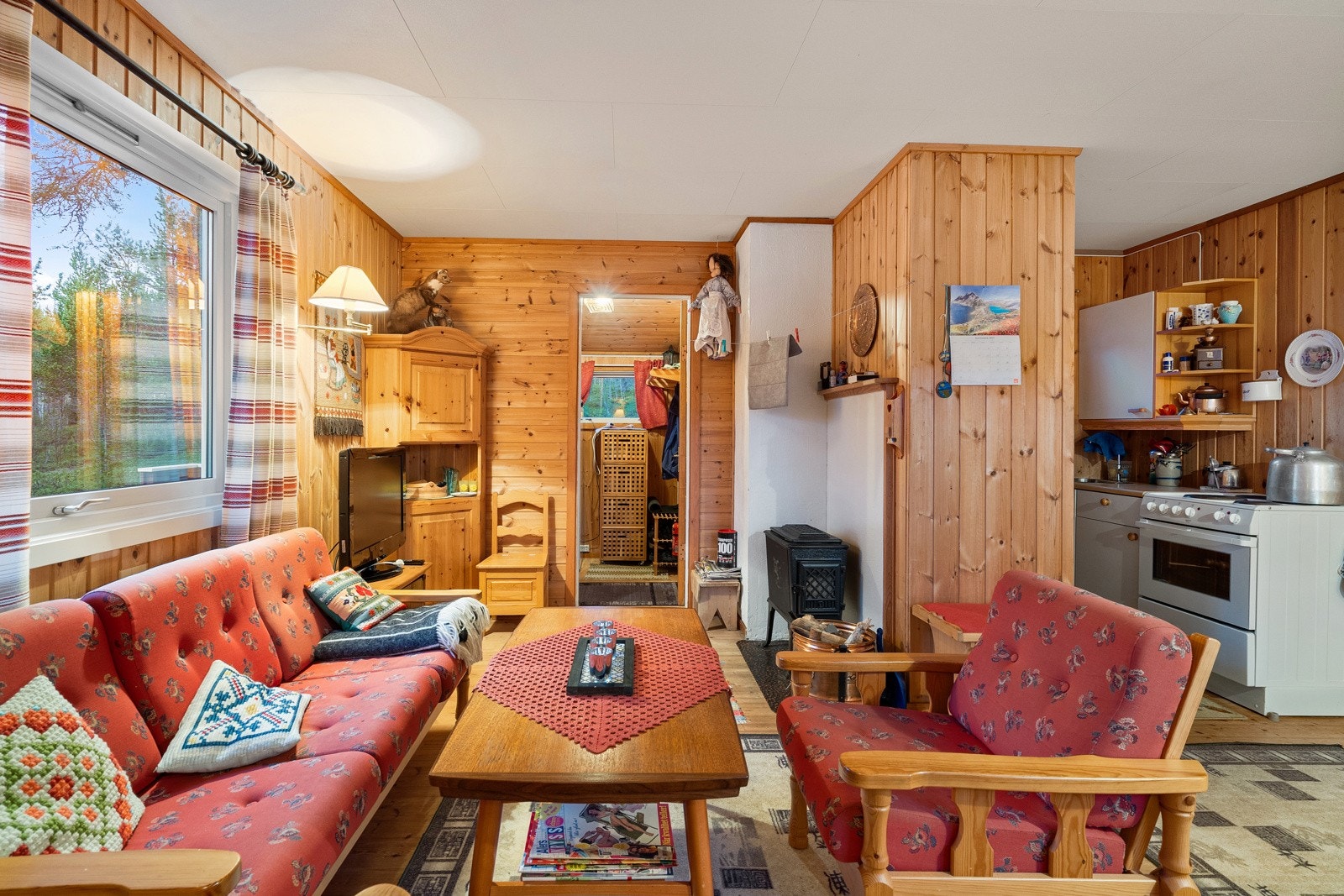 Stue og kjøkken i delvis åpen løsning. Galleribilde