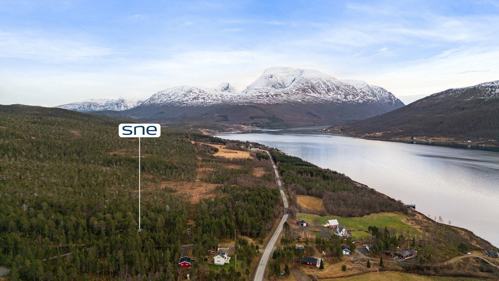 Med fin beliggenhet nært sjø og fiskevann. Galleribilde