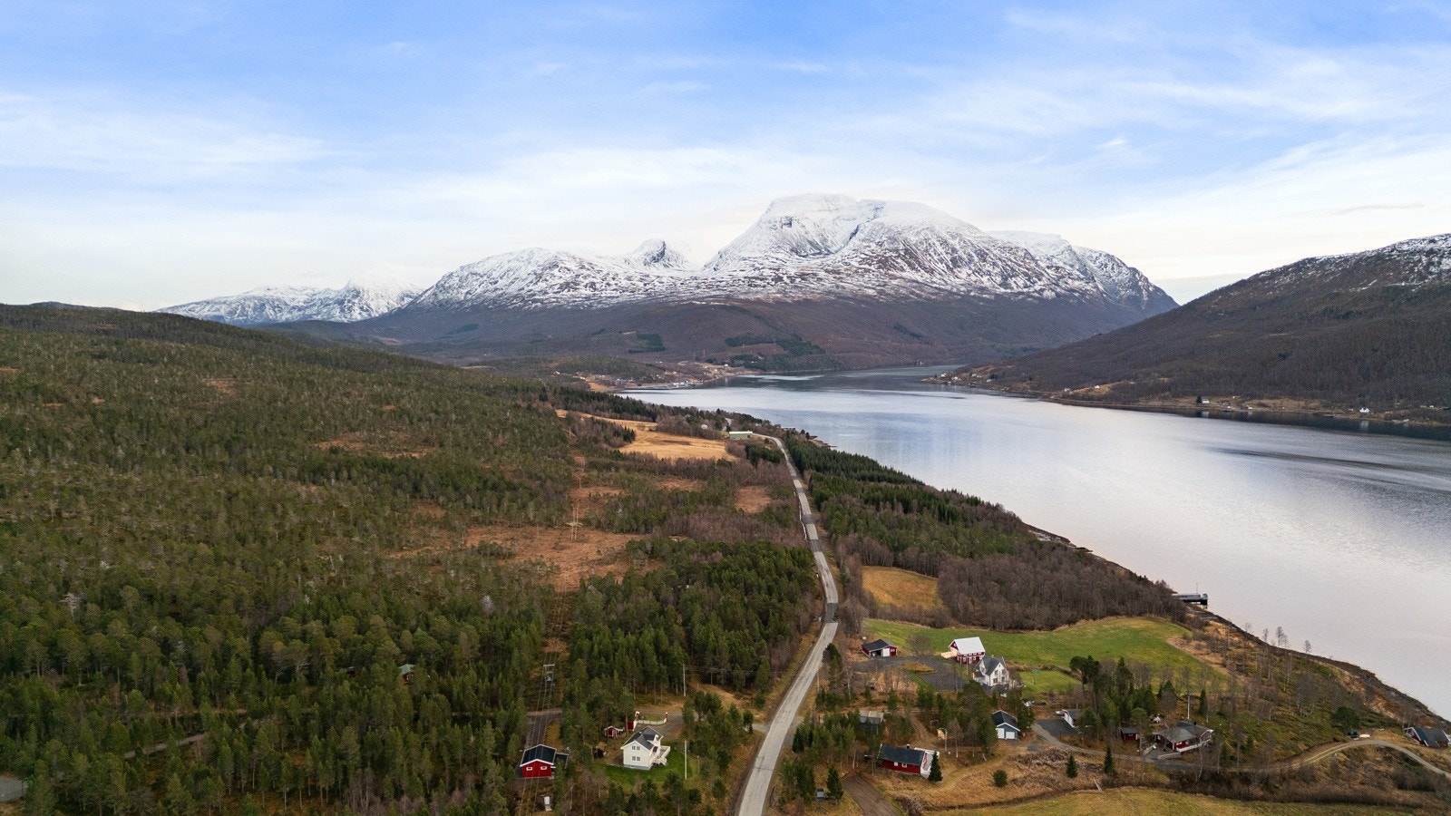 Storsteinnes sentrum med vinmonopol, butikk, café og mer er ca 20 minutt unna! Galleribilde