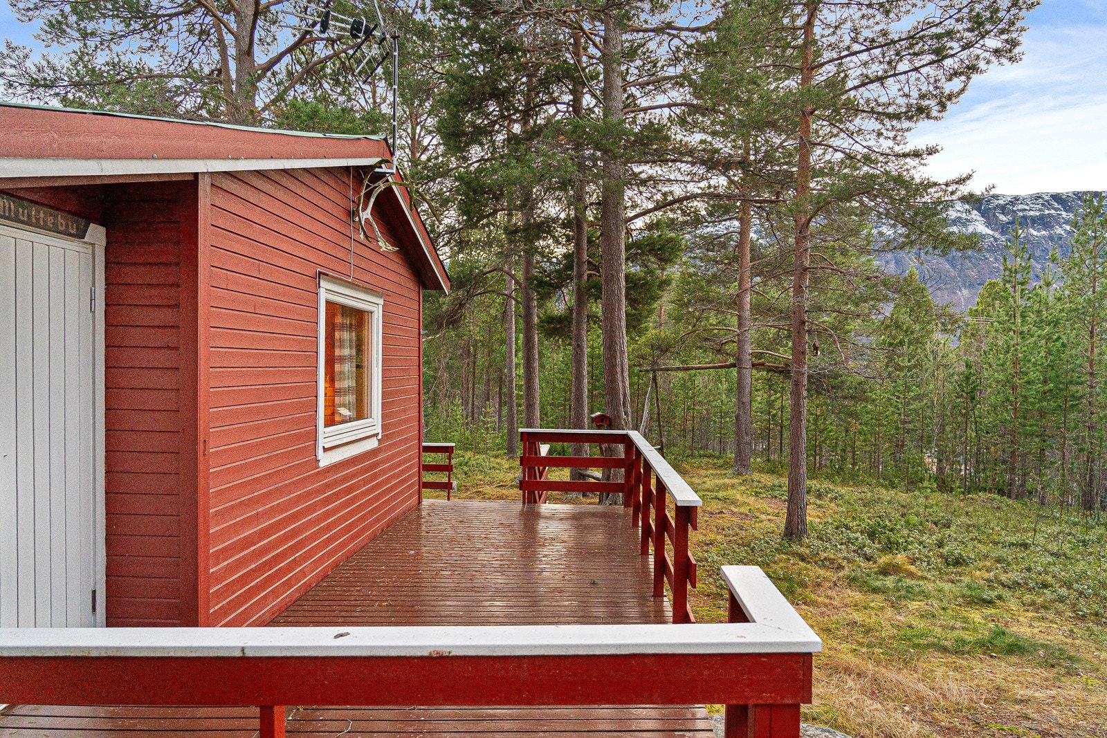 Stor veranda med god plass til utemøbler og grill. Galleribilde