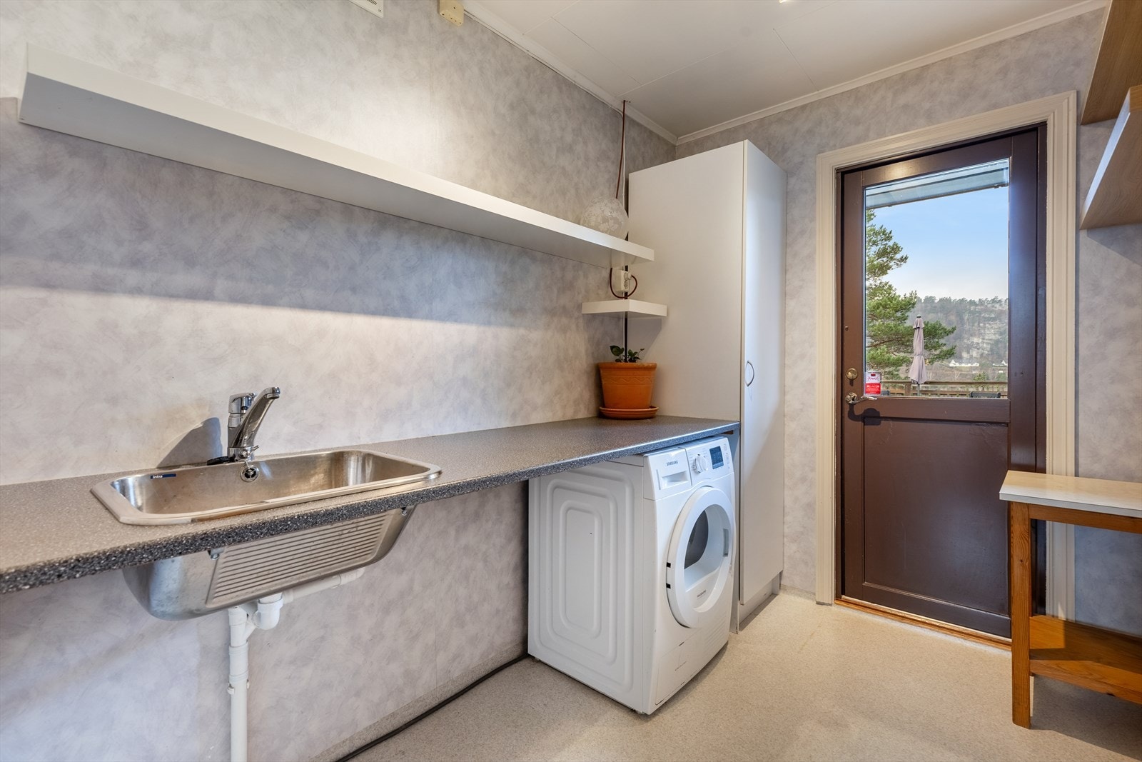 Vaskerom med direkte utgang Galleribilde