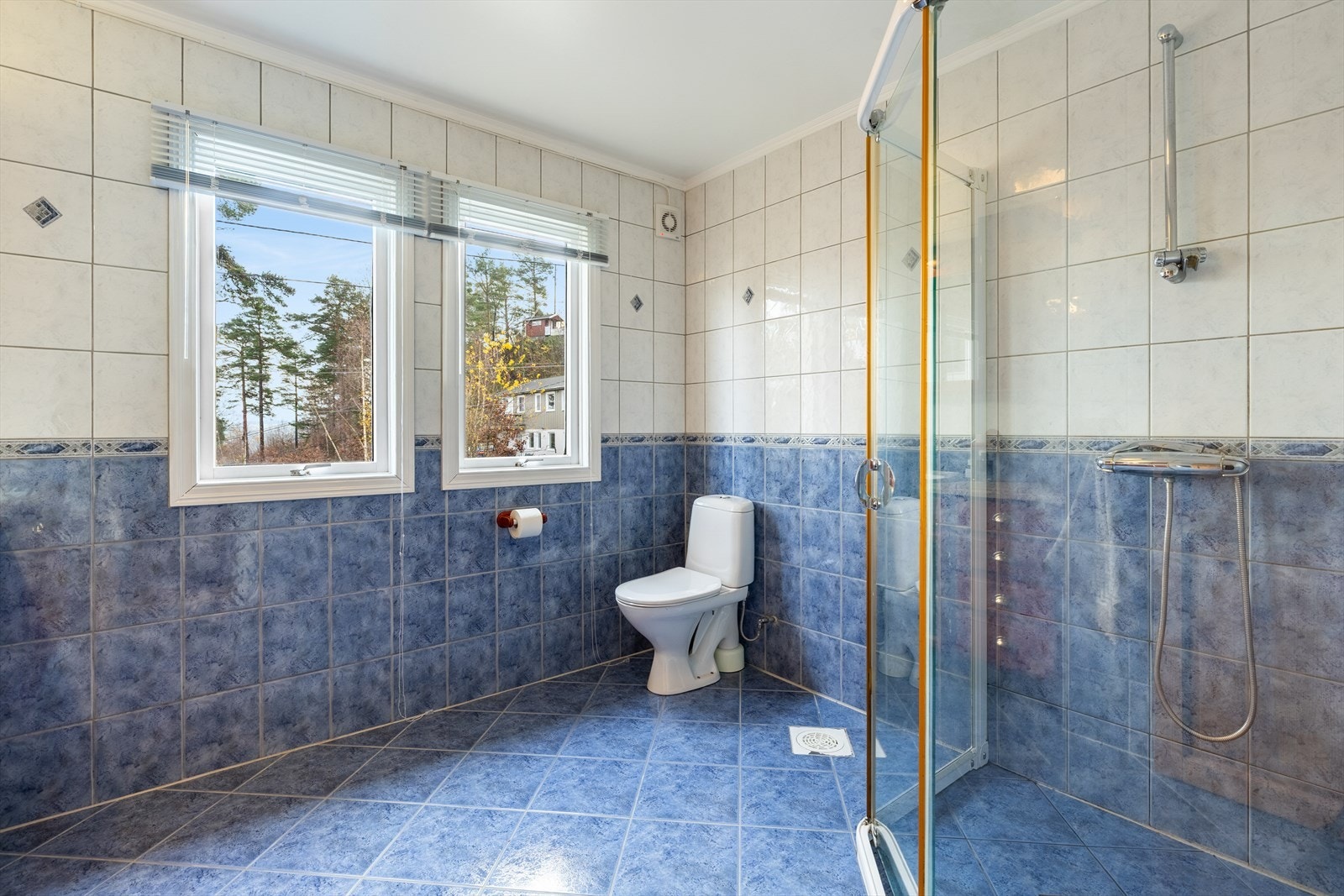 Flislagt bad med varmekabler Galleribilde