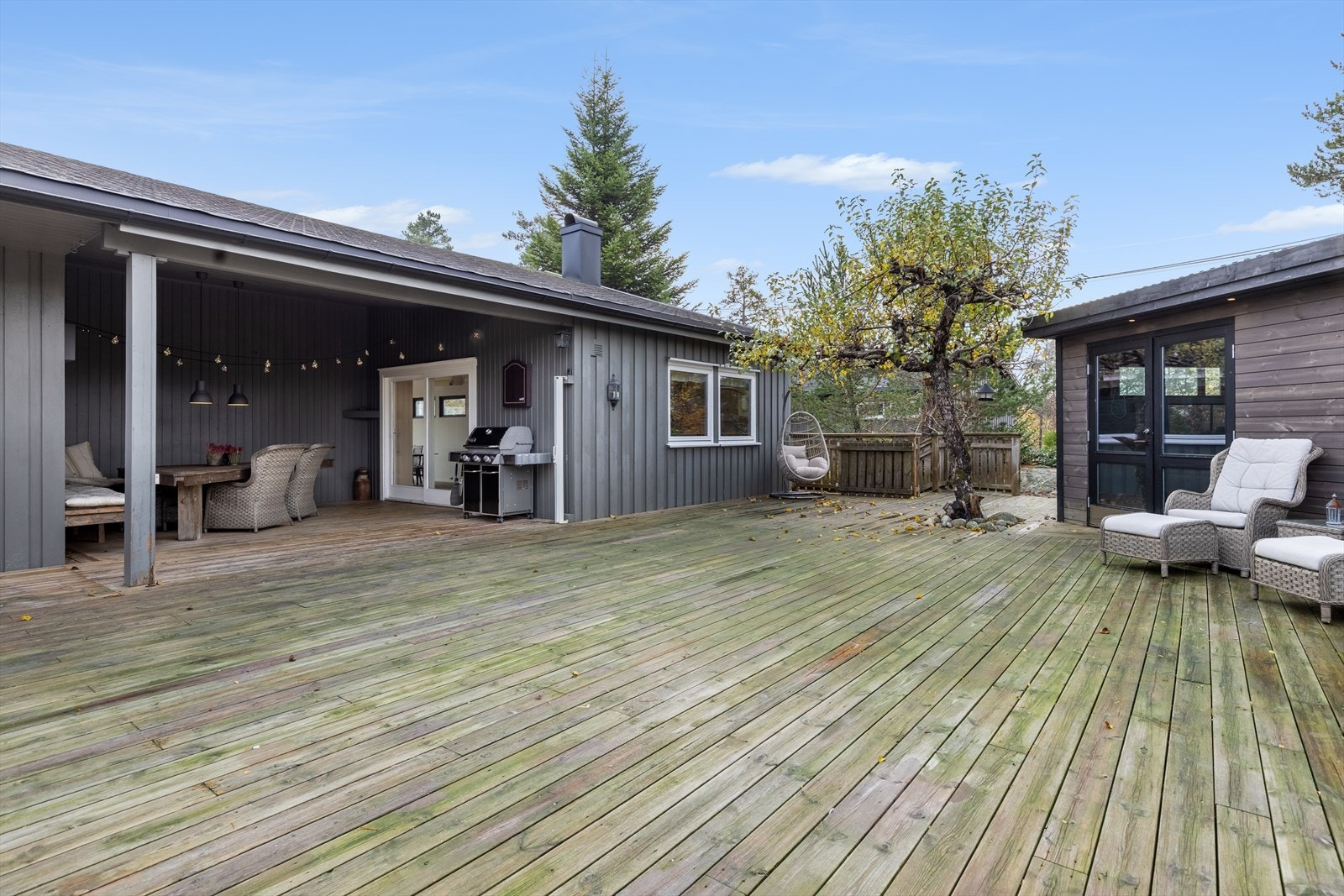 Terrasse med overbygd tak og fastmontert sittegruppe Galleribilde