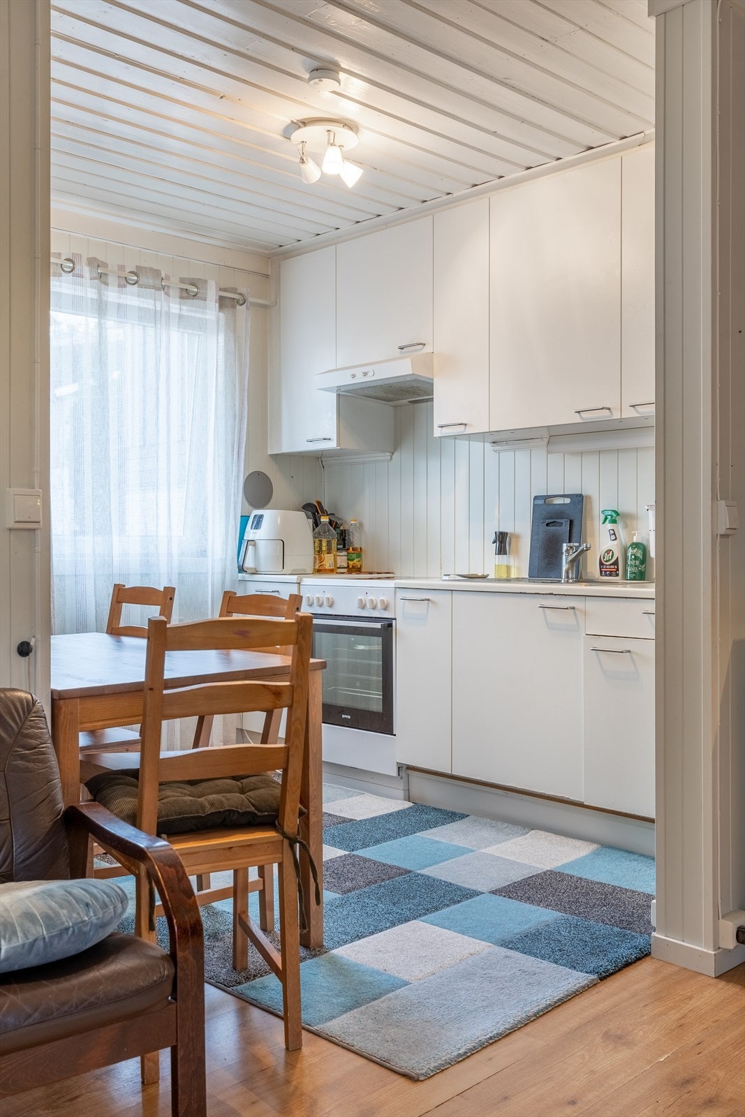 Kjøkken med plass til kjøkkenbord Galleribilde