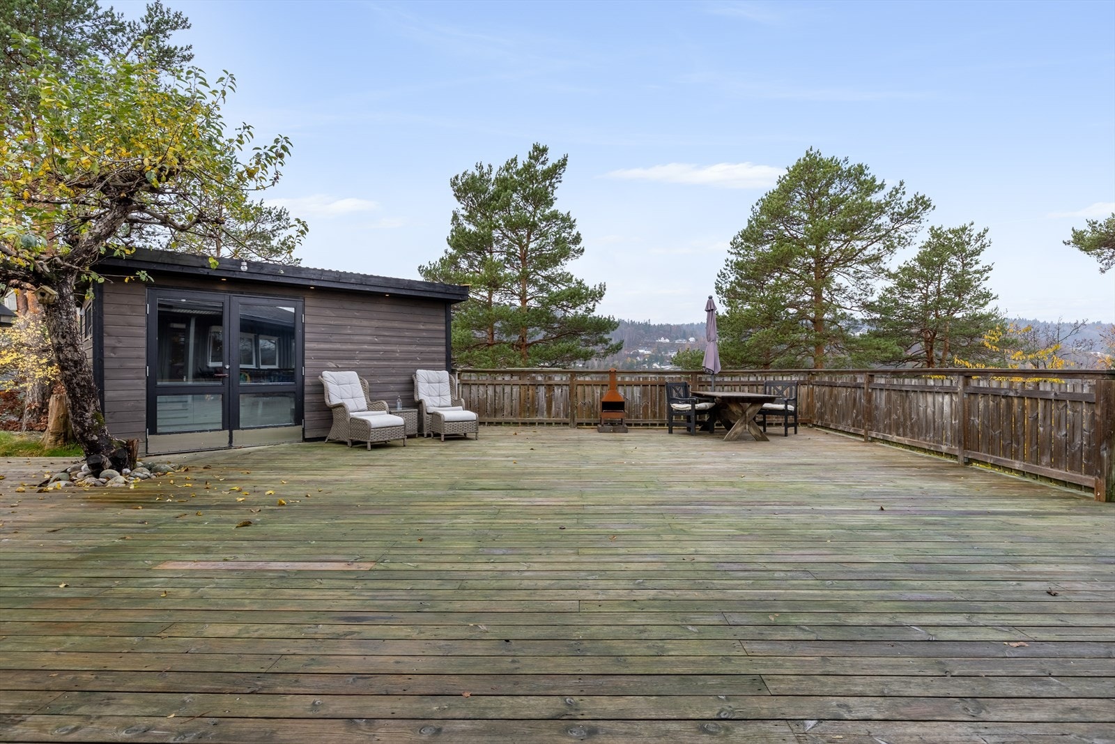 Romslig terrasse med god plass til flere sittegrupper Galleribilde