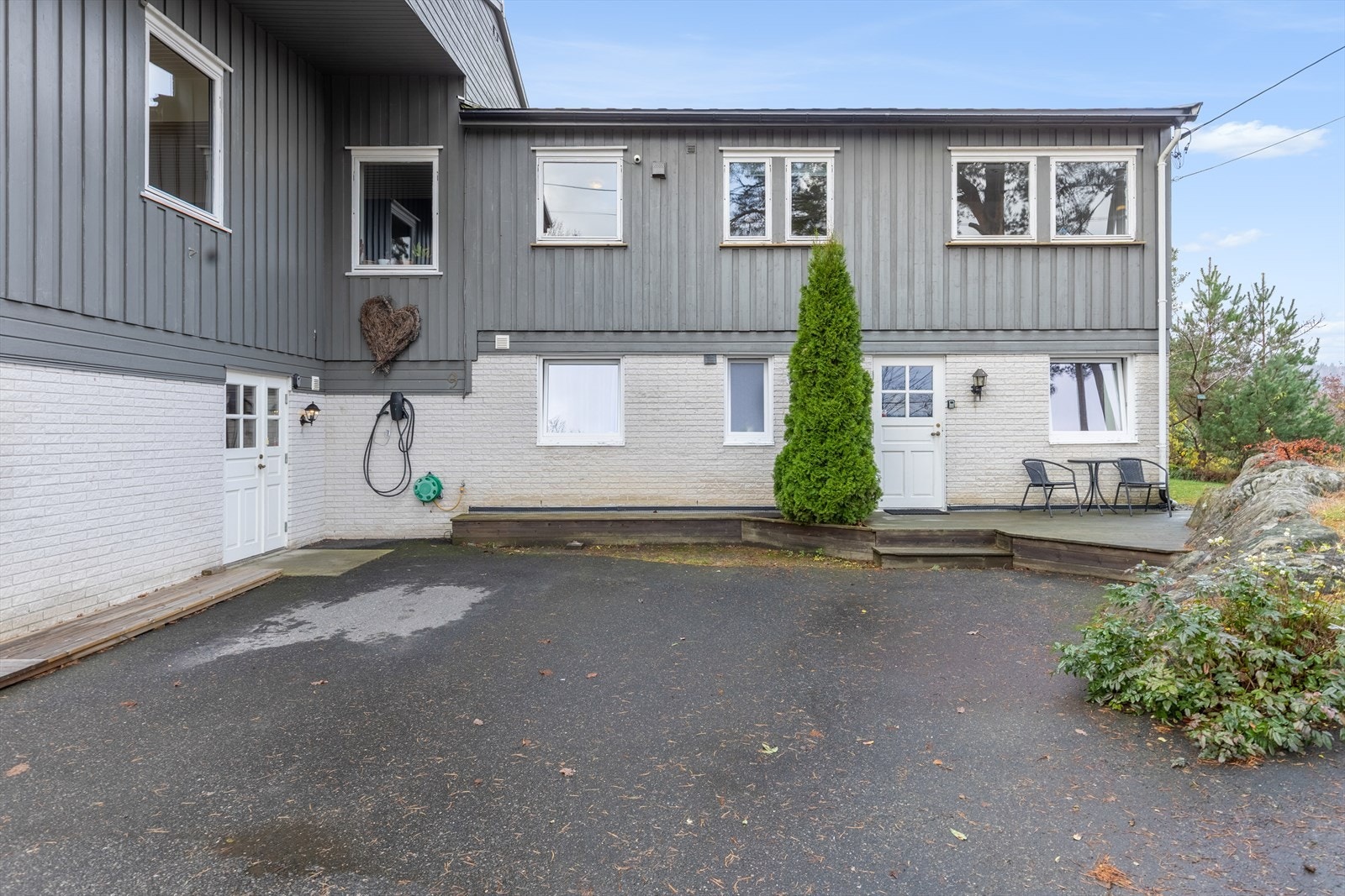 Inngangsparti til hoveddel til venstre og inngang til leilighet til høyre (ikke godkjent) Galleribilde