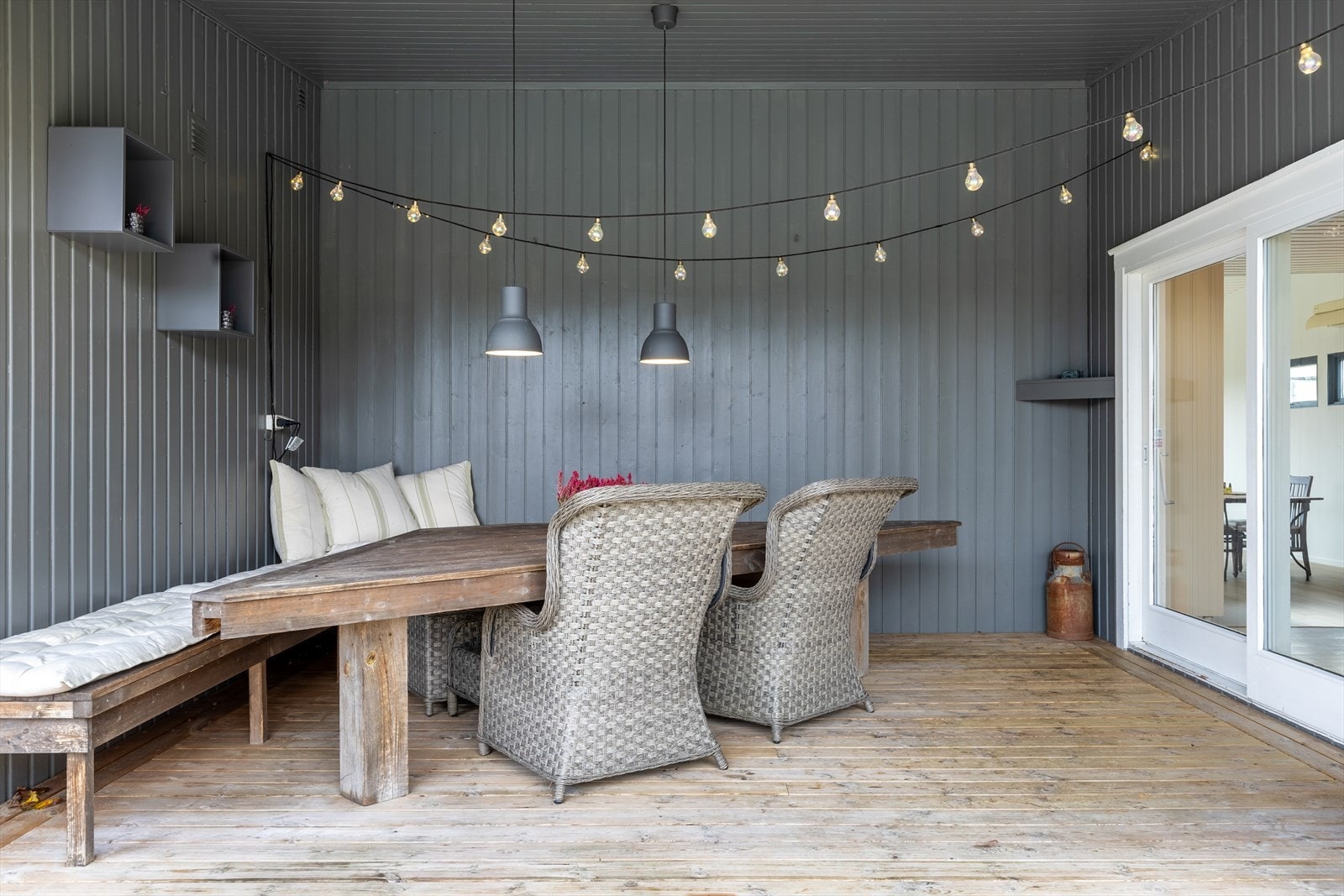 Hyggelig uteplass under tak - perfekt for sosiale sammenkomster Galleribilde