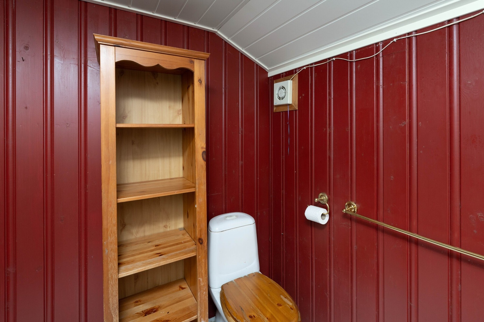 Badet er innredet med servantinnredning, toalett og dusjvegger. Galleribilde