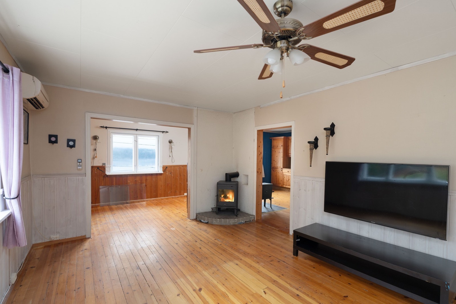 Stuen i hovedetasjen har furugulv og dels panelte, dels glatte vegger. Galleribilde