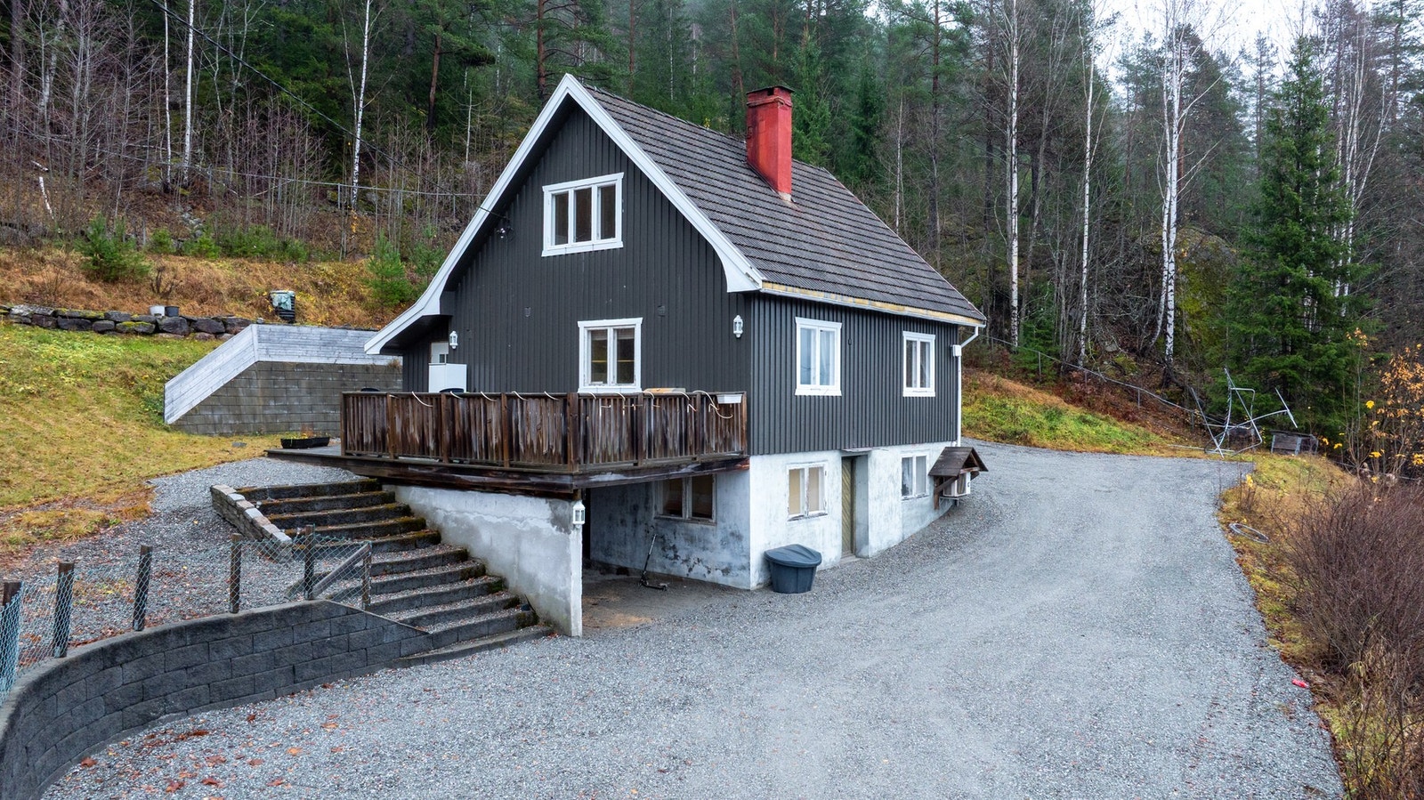 Eiendommen ligger i opparbeidet, skrånende terreng. Galleribilde