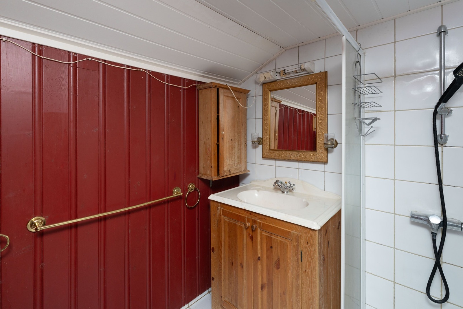 Badet har fliser på gulv, og dels fliser, dels panel på vegg. Galleribilde