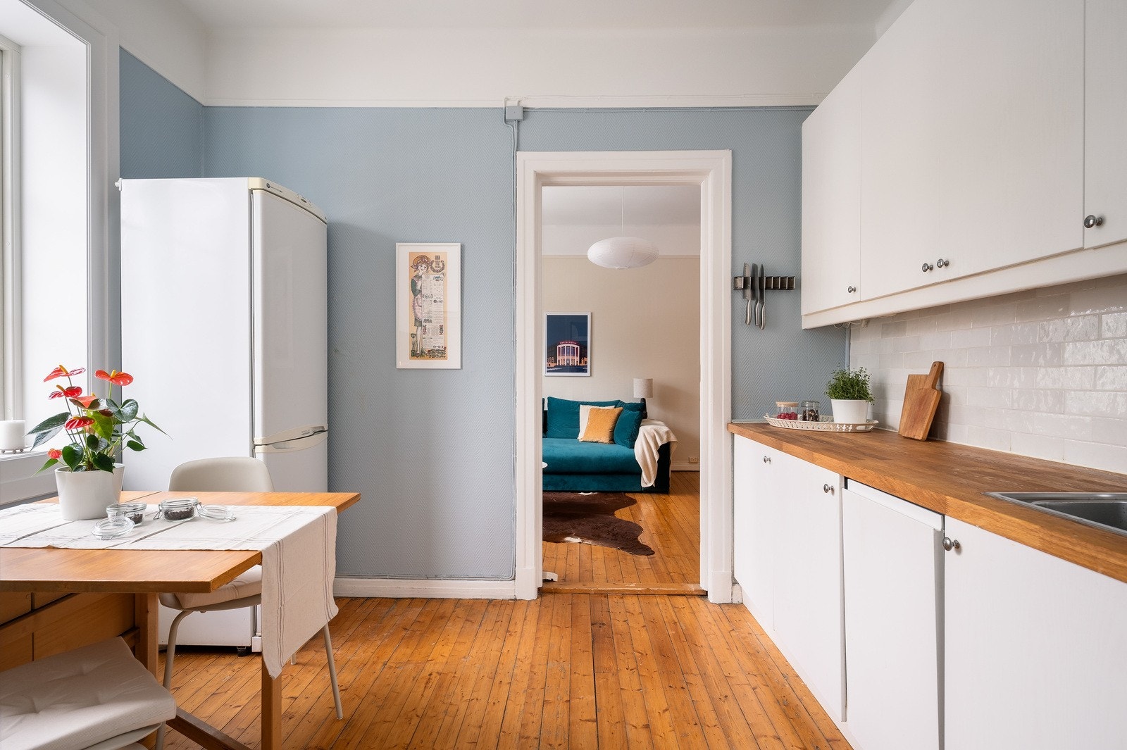 Leiligheten oppleves luftig med god takhøyde på 2,84 m og en effektiv planløsning. Galleribilde