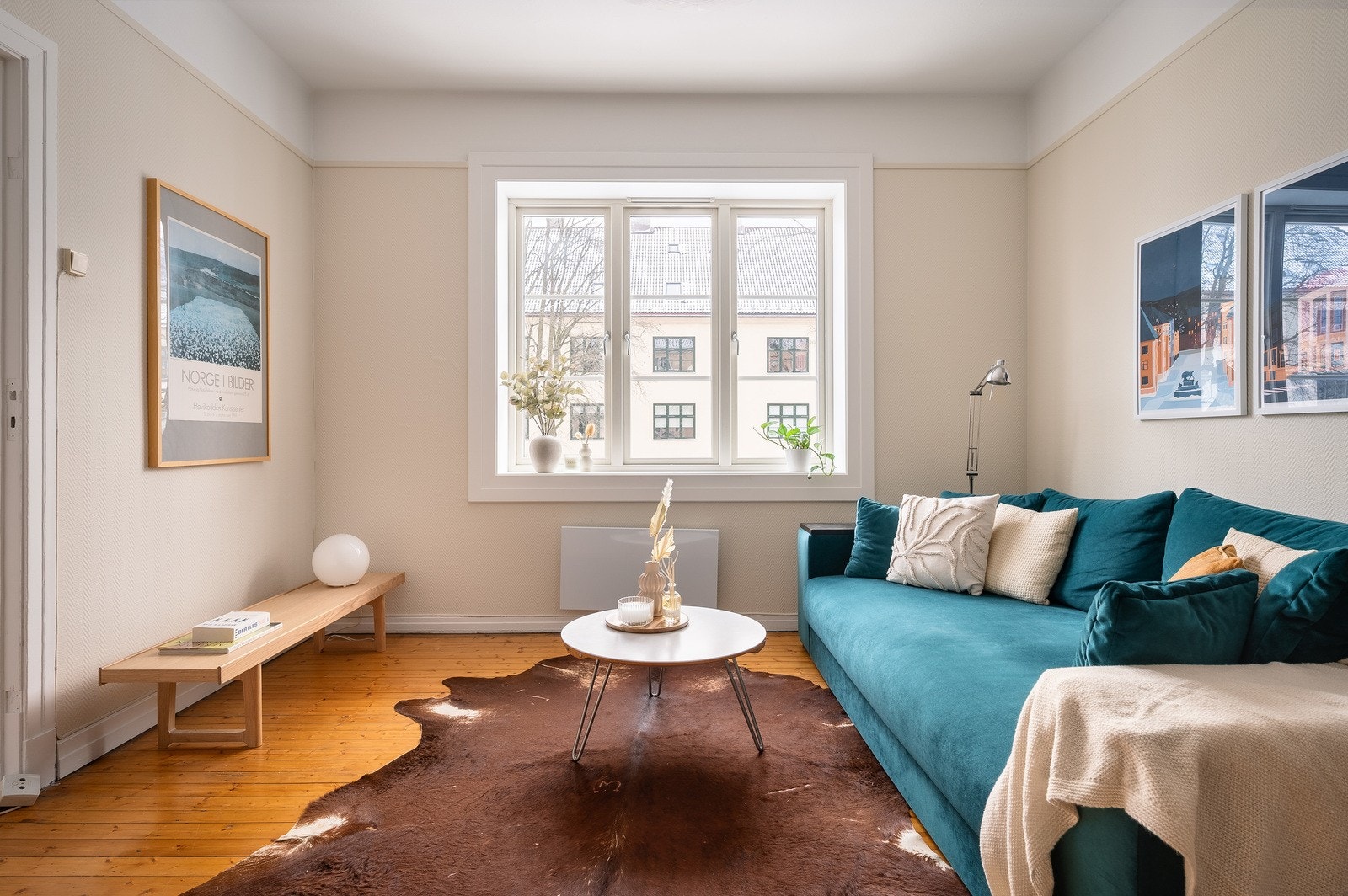 Av gode oppgraderinger i leiligheten finner du blant annet nymalte vegger fra 2025 og bad fra 2018. Her er vinduene tatt av borrettslaget i 2017. Galleribilde