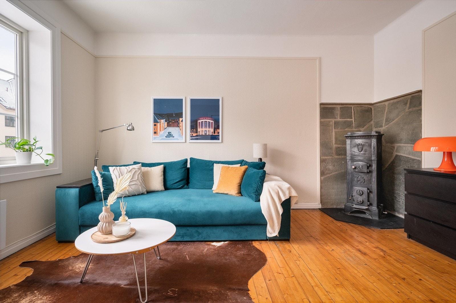 Leiligheten har naturlig inndelte soner som enkelt lar seg møblere. Her er det også klassisk vedovn som er et hyggelig tilskudd til stuen. Galleribilde