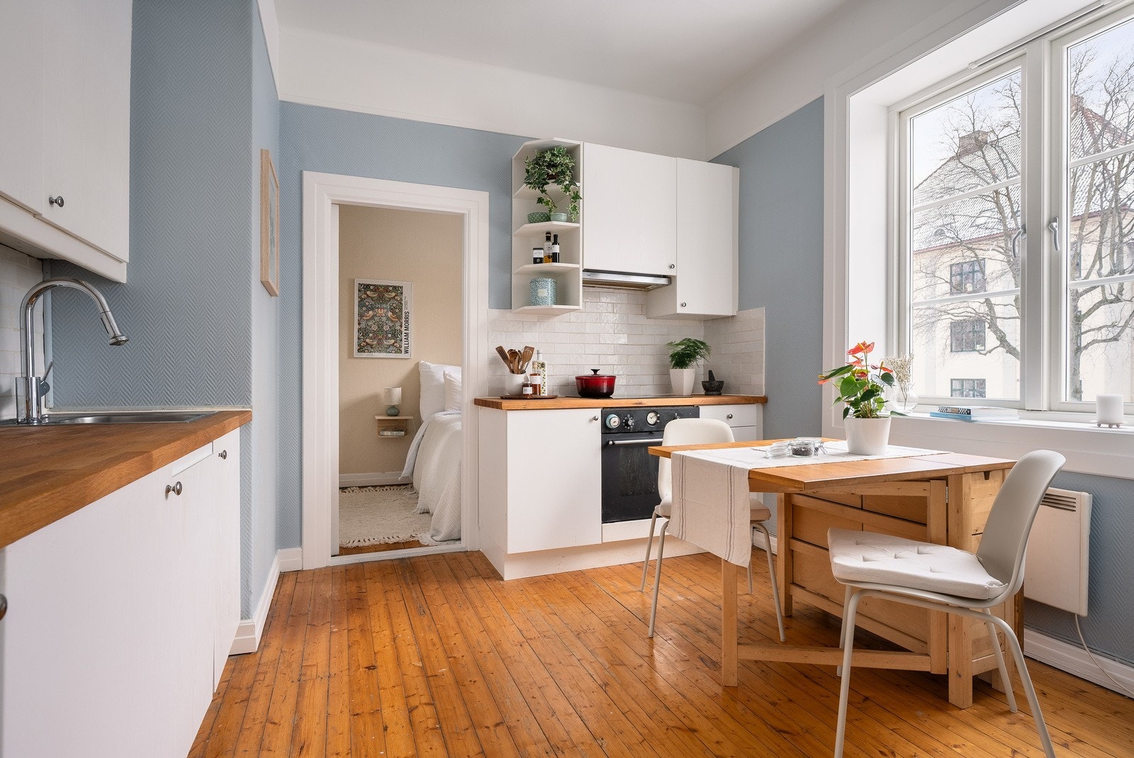 Kjøkkenet har en delvis åpen løsning til stuen og er av god størrelse. Her er det også gode vinduer, samt plass til hyggelig sittegruppe. Galleribilde