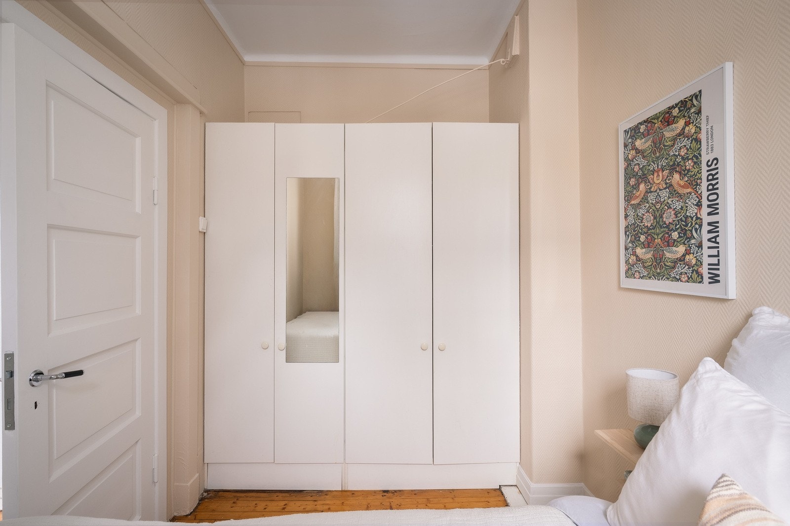 Her er det god oppbevaringsplass med et romslig garderobeskap. Galleribilde