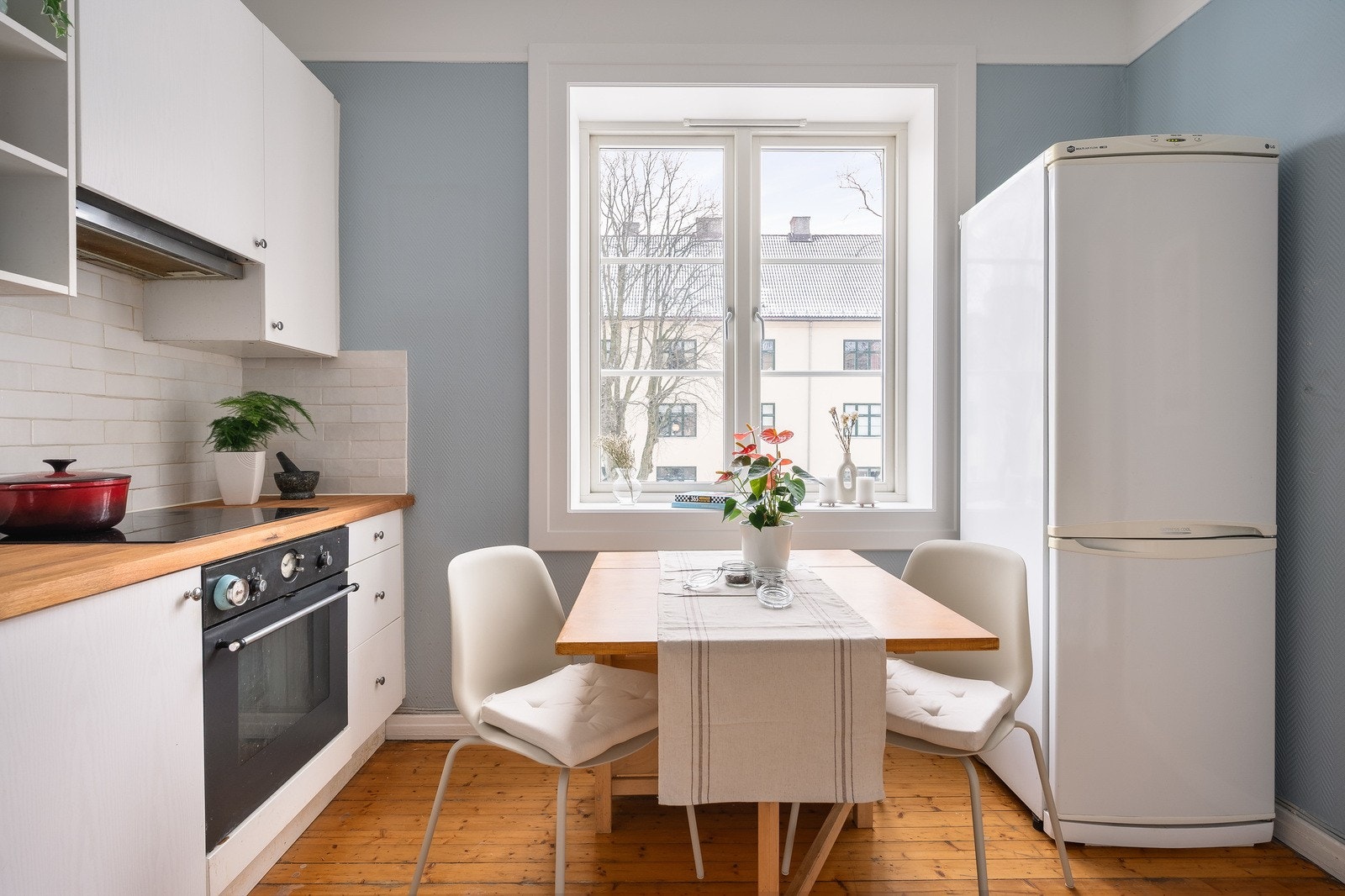 Rommene har lakkerte, originale tregulv som gir en varm og klassisk atmosfære. Galleribilde