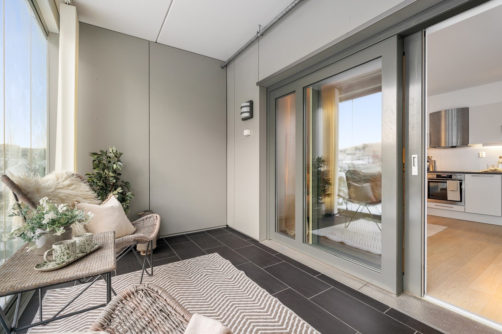 Leiligheten ligger ypperlig til i boligfeltet, inn mot en hestesko av boligbygg. Her er det ingen trafikkstøy foran leiligheten som gir et rolig bomiljø. Galleribilde