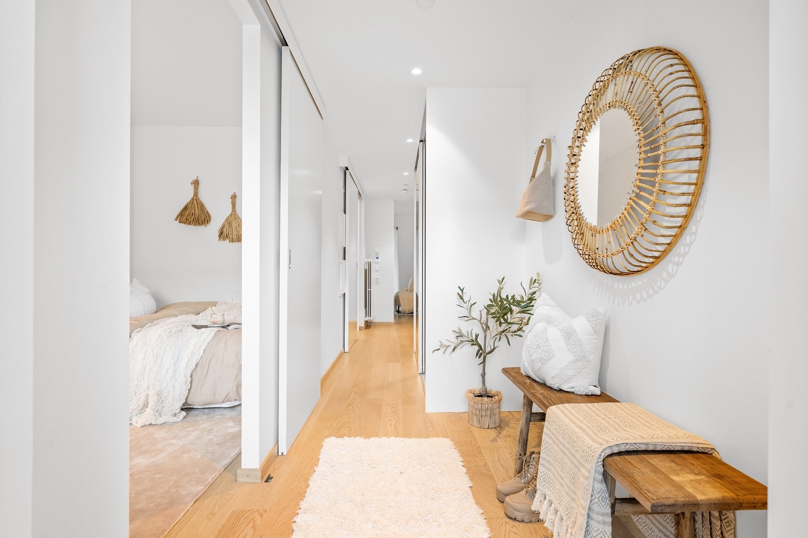 For ekstern lagring disponerer boligen en bod i kjeller på 8 m² hvor det er god plass til oppbevaring av ski og annet utstyr. Galleribilde