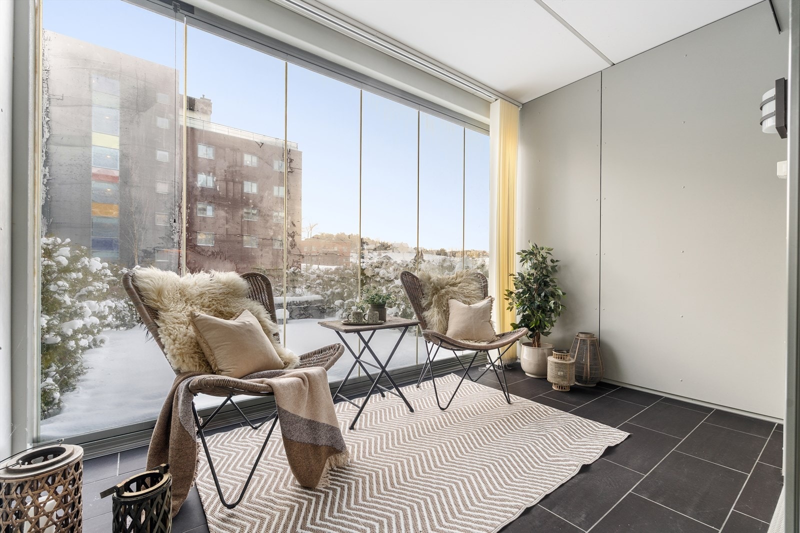 Det er uttak for strøm på terrassen, som gjør det mulig å sette inn en varmelampe eller ekstra belysning. Galleribilde