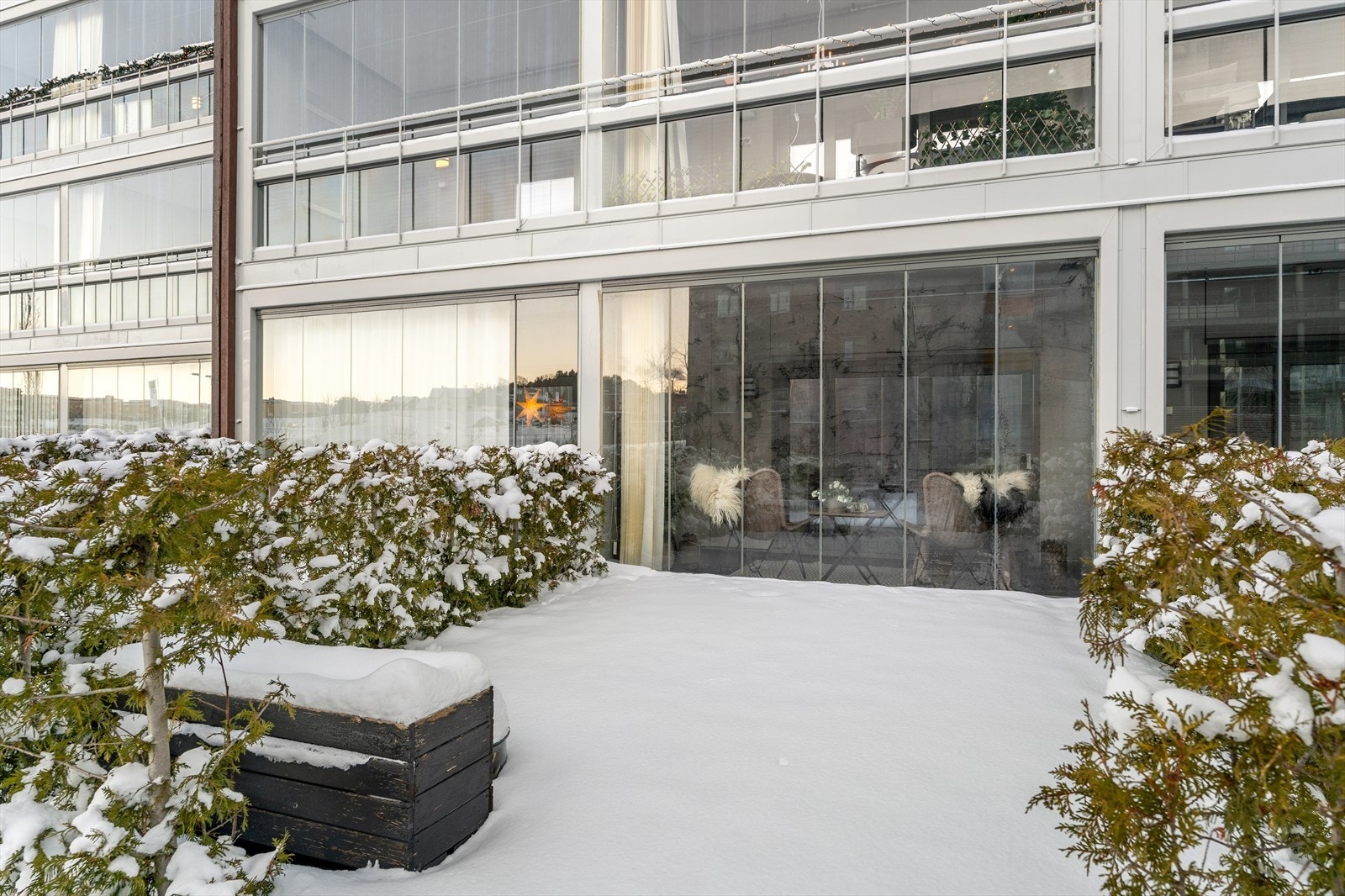 Terrassen oppleves som tilbaketrukket og skjermet, og vender inn mot sameiets fellesareal. Fra terrassen har man direkte adgang en steinbelagt uteplass omkranset av busker som underbygget følelsen av en rolig uteplass på sommerhalvåret. Galleribilde