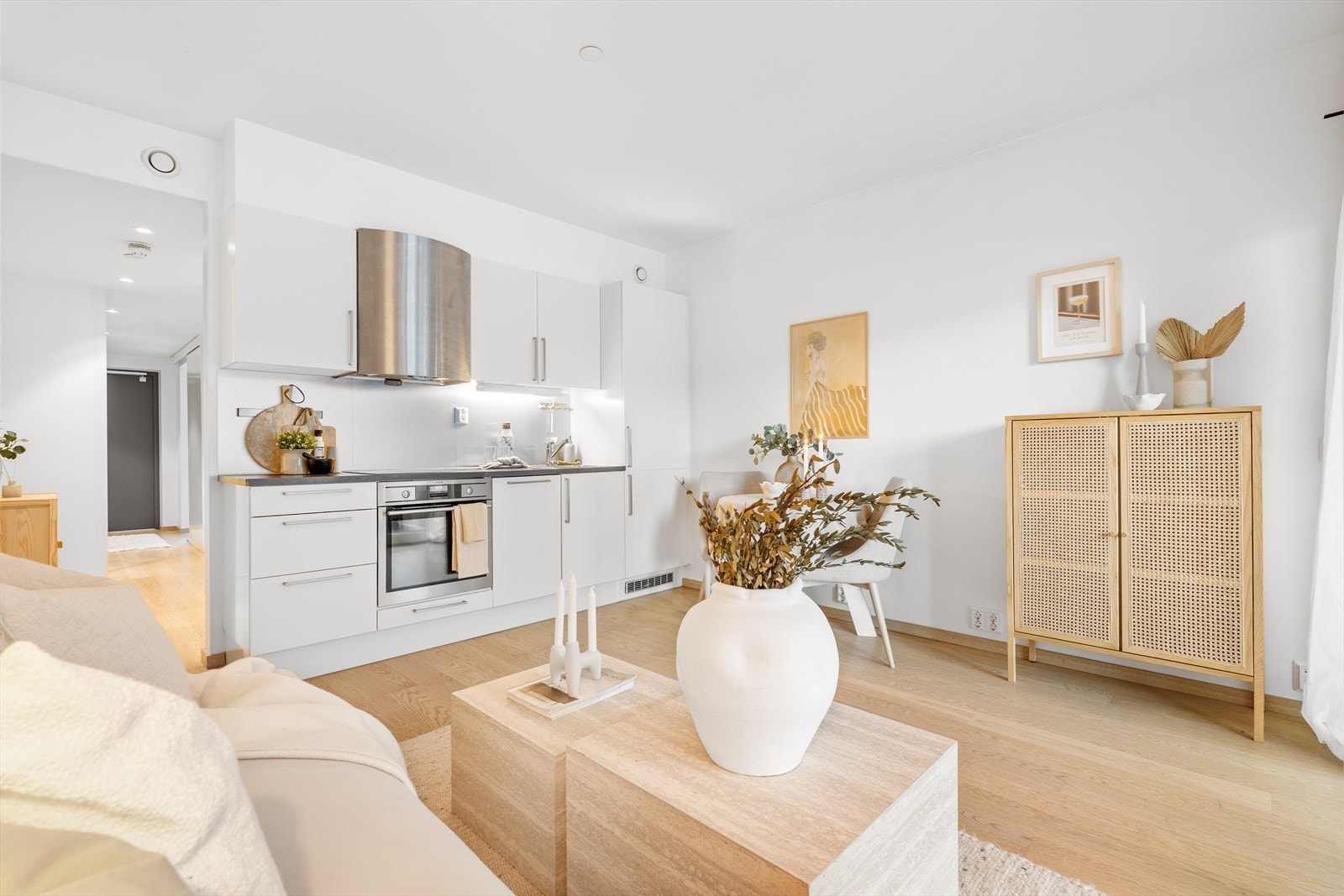 Leiligheten har en praktisk planløsning, moderne standard, god takhøyde, og lyse fargetoner kan sees i alle rom. De nøytrale fargevalgene er gjennomgående i hele leiligheten og gjør det enkelt å sette sitt eget preg på interiøret. Galleribilde