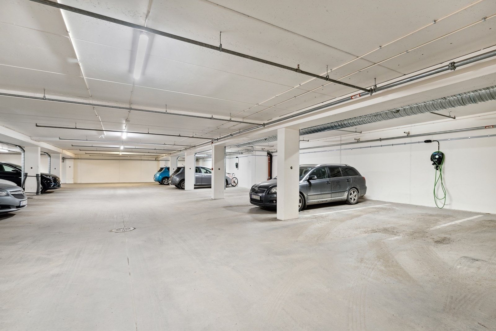 Leiligheten har egen parkeringsplass i parkeringskjeller, hvor det er mulighet for å etablere elbillader. Det er plass nummer 26 som tilhører leiligheten. Gjesteparkering skjer på felles oppstillingsplass på sameiets tomt Galleribilde