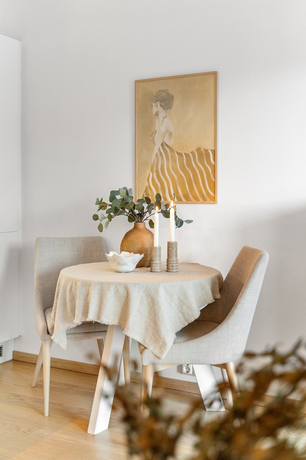 Sameiets lave fellesutgifter inkluderer oppvarming gjennom a-konto fjernvarme. Dette sikrer en lun og behagelig oppvarming av boligen året rundt, og bidrar til mindre strømforbruk og lavere strømkostnader. Galleribilde