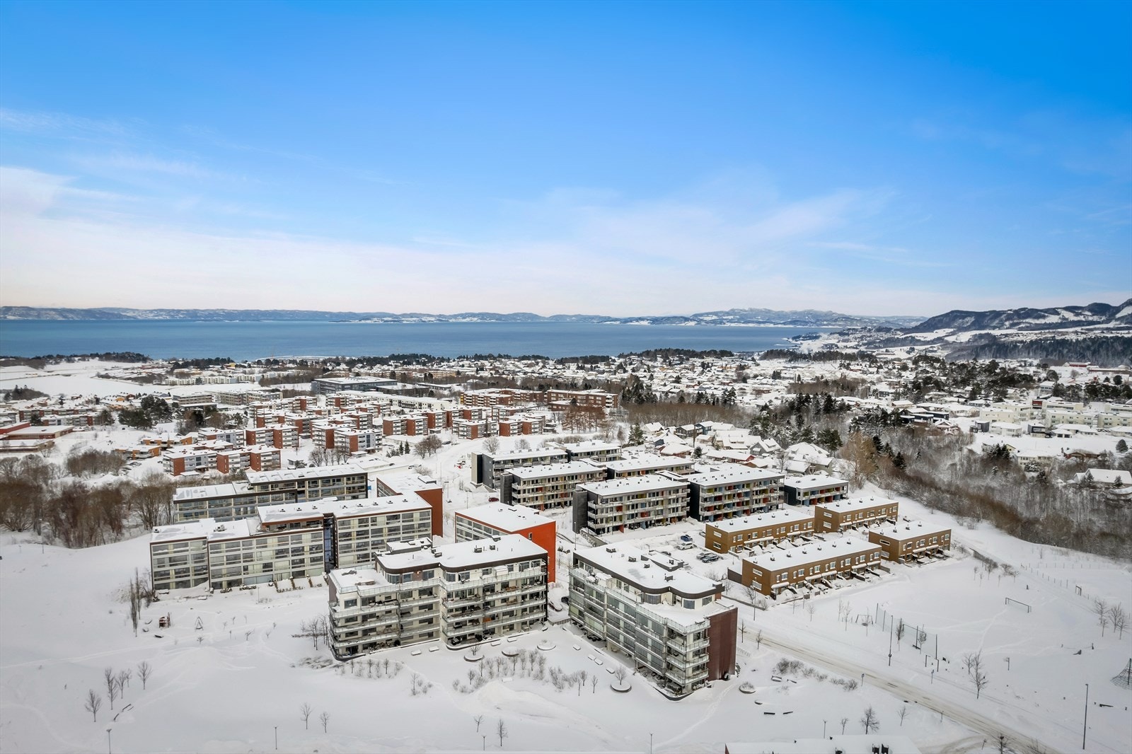 Velforeningen i området, som alle beboere i sameiet er en del av, har etablert flere fine områder rundt boligen. Blant annet er det etablert flere lekeplasser, benker, og en grillhytte som alle i velforeningen kan benytte seg av. Galleribilde