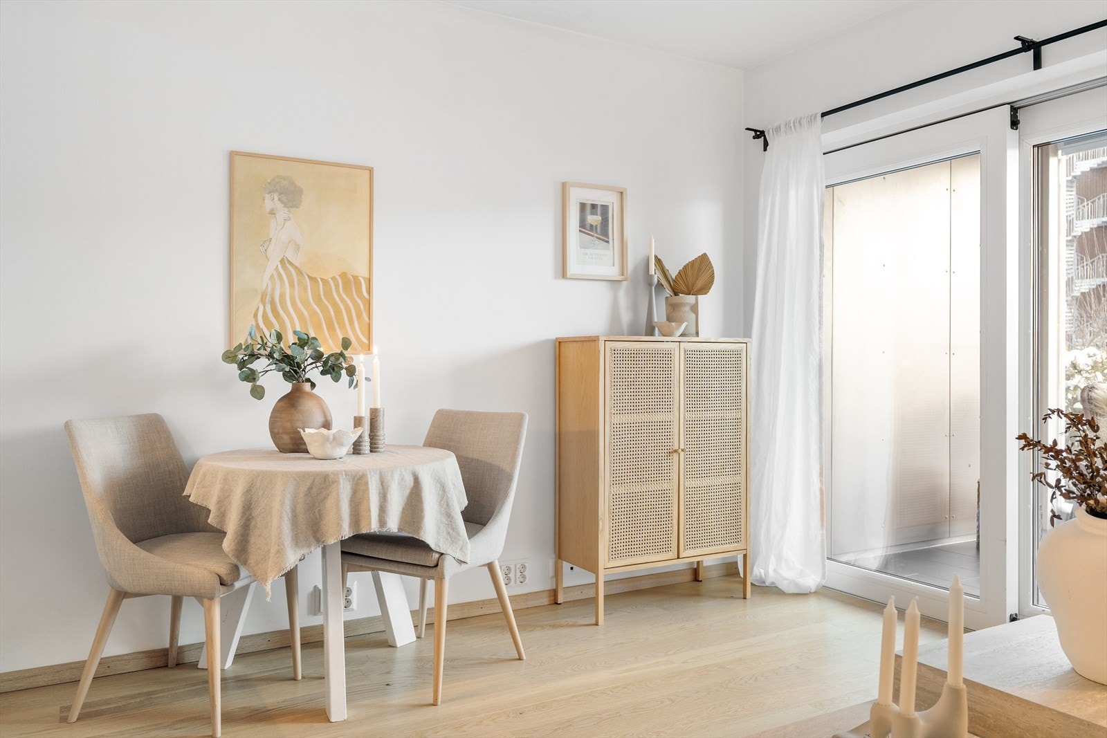 Leiligheten som ble ferdigstilt i 2014 er en del av et høysatsningsprosjekt som er bygget etter passivhusstandard. Dette sørger for lavt energiforbruk og rimelige bokostnader gjennom blant annet fjernvarme, og god isolering. Galleribilde