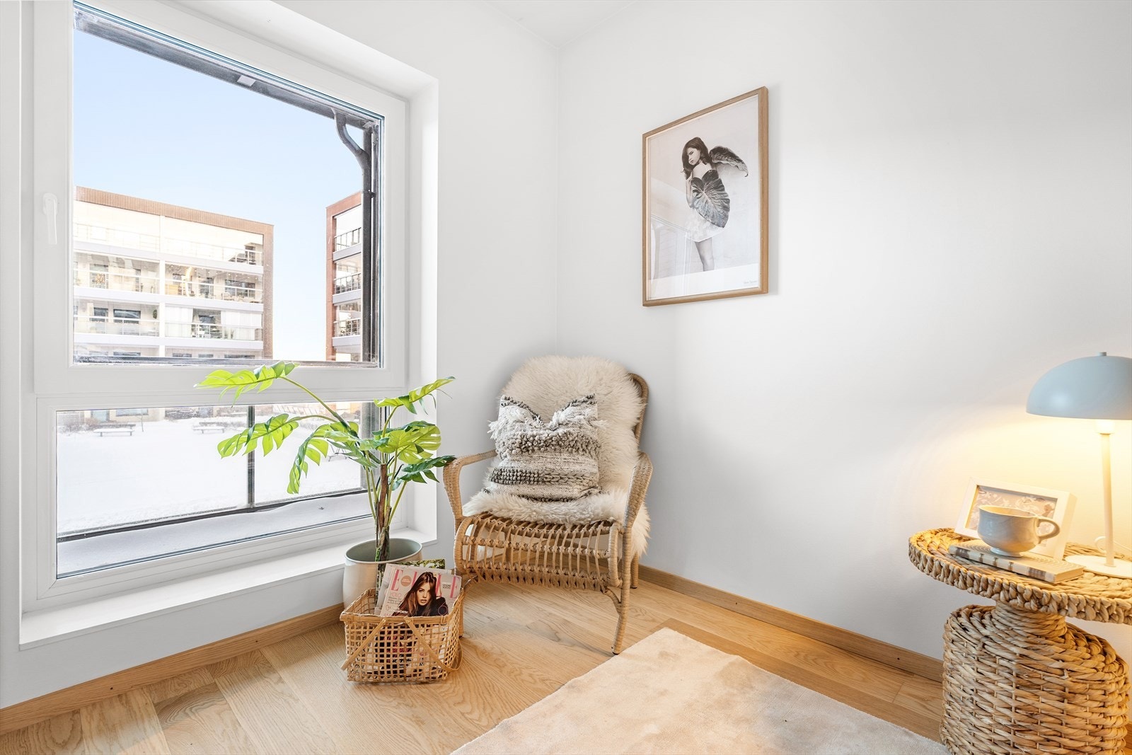 De store vindusflatene på soverommet er vendt mot sameiets rolige fellesarealer, og slipper inn rikelig med naturlig dagslys på morgen og formiddag. Galleribilde