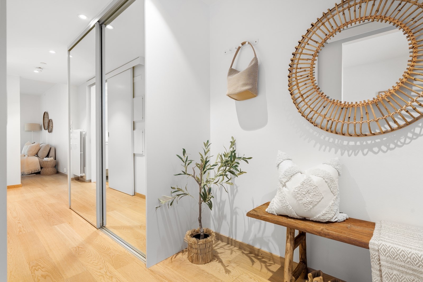 Boligen byr på en stor og romslig entré med plassbygd skyvedørsgarderobe for oppbevaring av blant annet sko og yttertøy. Garderobeskapet i entréen vil selvsagt medfølge handelen. Galleribilde