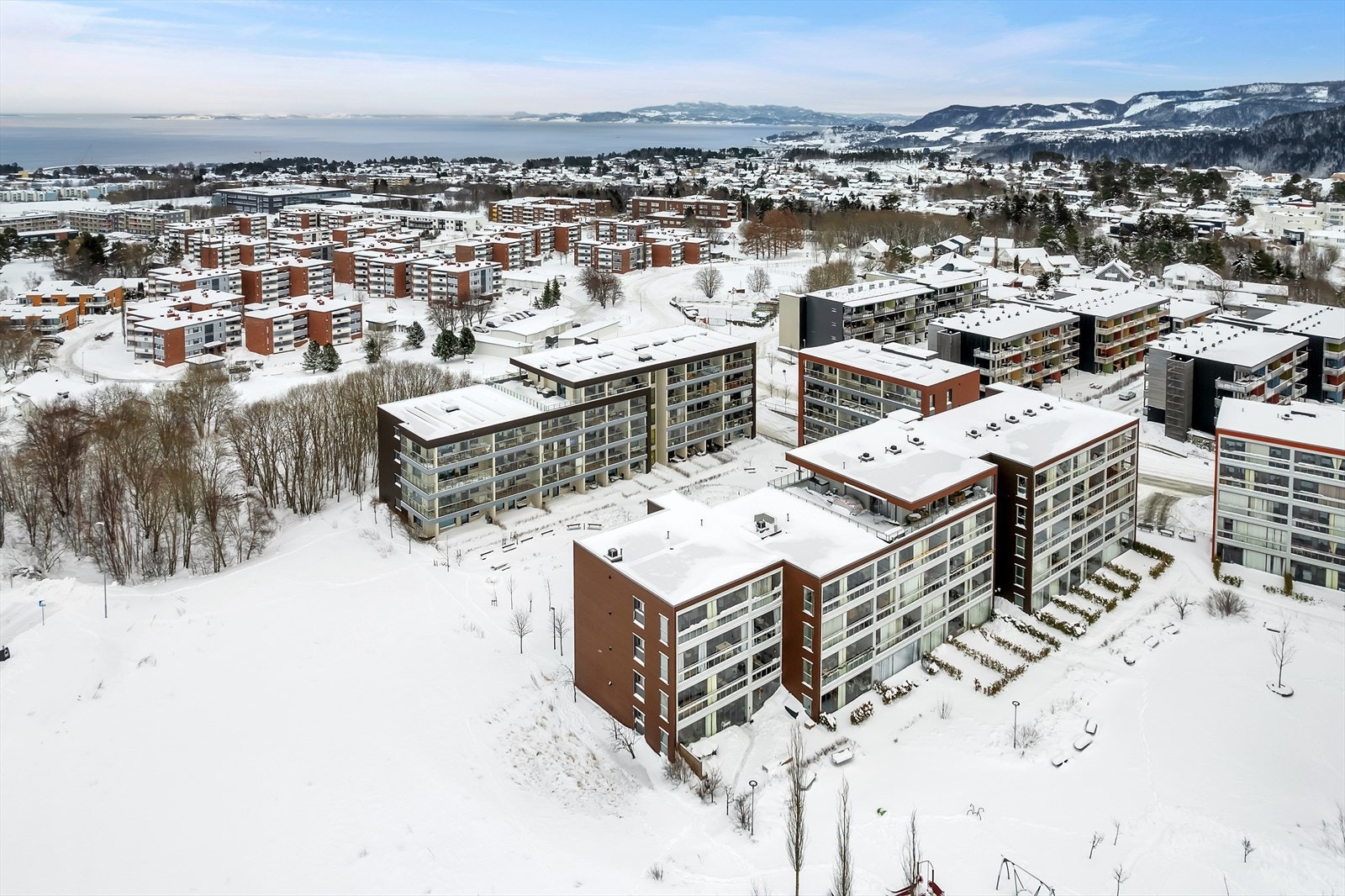 Det er gode parkeringsmuligheter i sameiet, hvor beboere og gjester kan parkere fritt på ledige plasser på felles oppstillingsplass utenfor blokkene. Galleribilde