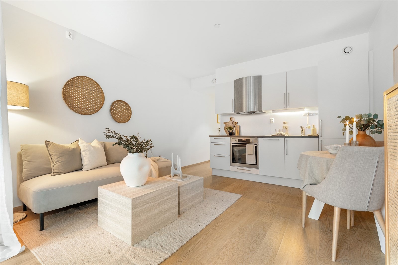 Det er gode møbleringsmuligheter i stuen, for eksempel en hyggelig sofaseksjon kombinert med TV-hjørne og tilhørende møbler. Galleribilde